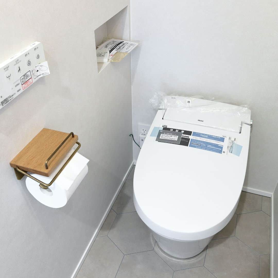 株式会社ジェネシスさんのインスタグラム写真 - (株式会社ジェネシスInstagram)「トイレットペーパーはそのまま壁に収納！トイレニッチの事例をいくつかご紹介。  棚を設けたり、床にペーパーホルダーを置いたりする必要がないためトイレ内もすっきりと見せられます👍  ジェネシスでは みなさまのライフスタイルに合わせた #完全自由設計 のここちいい家づくりをご提案しています。  ************************* ホームページの施工事例ではお住まいごとに広さや気になる価格などをより詳しくご紹介中！  ぜひご覧になってみてください。  HPへはプロフィールのトップからどうぞ （@genesis_kichijoji） **************************  家づくり相談はご来場のほか、オンラインでも承っております。 お気軽にお問い合わせください📨  #マイホーム #新築 #インテリア #住宅 #家 #house #工務店 #暮らし #家づくり #interior #建築 #architecture #マイホーム計画 #design #デザイン #住まい #自然素材 #myhome #施工事例 #設計 #一戸建 #home #ジェネシス #吉祥寺 #子育て #おしゃれ #自由設計 #新築一戸建て #トイレ」4月24日 21時00分 - genesis_kichijoji
