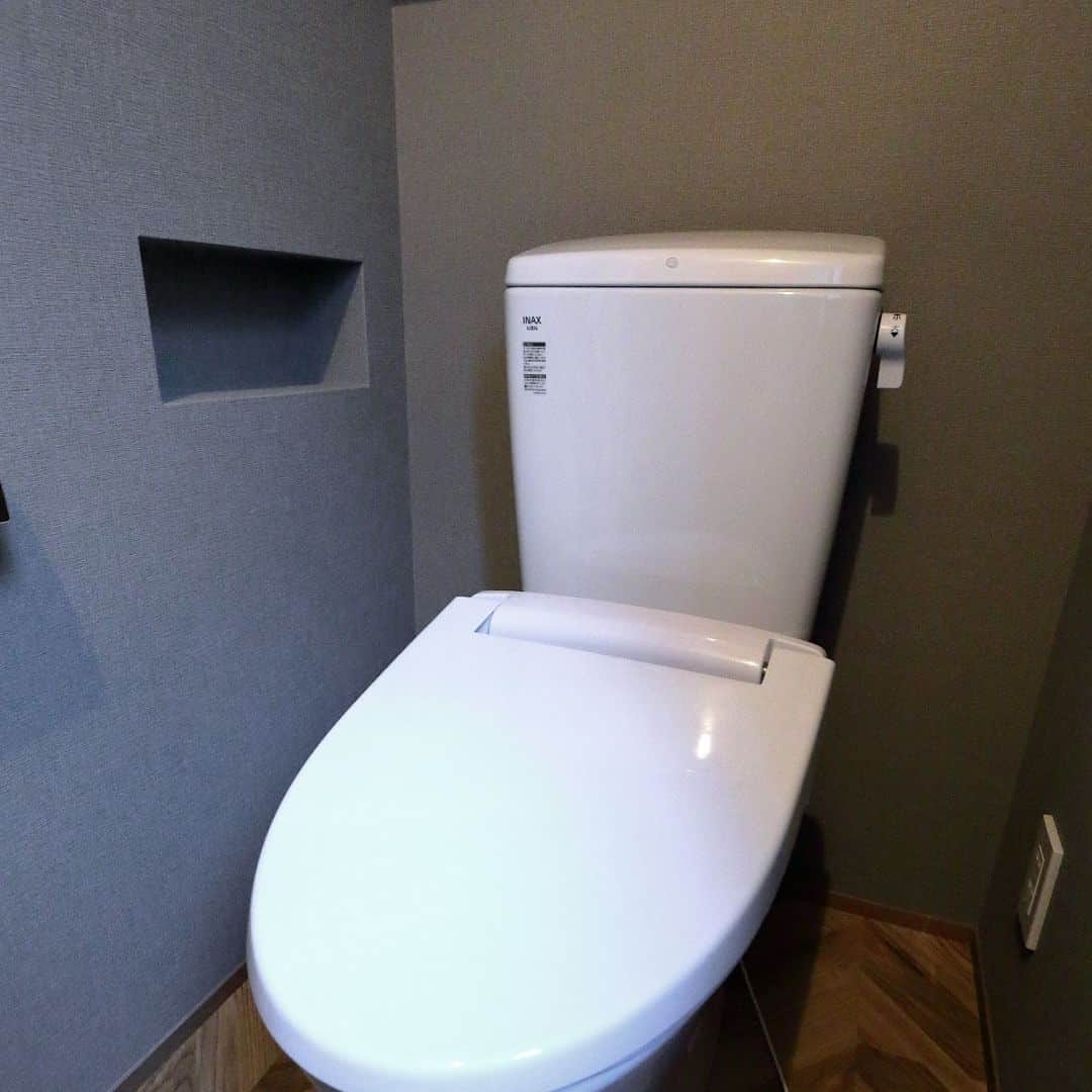 株式会社ジェネシスさんのインスタグラム写真 - (株式会社ジェネシスInstagram)「トイレットペーパーはそのまま壁に収納！トイレニッチの事例をいくつかご紹介。  棚を設けたり、床にペーパーホルダーを置いたりする必要がないためトイレ内もすっきりと見せられます👍  ジェネシスでは みなさまのライフスタイルに合わせた #完全自由設計 のここちいい家づくりをご提案しています。  ************************* ホームページの施工事例ではお住まいごとに広さや気になる価格などをより詳しくご紹介中！  ぜひご覧になってみてください。  HPへはプロフィールのトップからどうぞ （@genesis_kichijoji） **************************  家づくり相談はご来場のほか、オンラインでも承っております。 お気軽にお問い合わせください📨  #マイホーム #新築 #インテリア #住宅 #家 #house #工務店 #暮らし #家づくり #interior #建築 #architecture #マイホーム計画 #design #デザイン #住まい #自然素材 #myhome #施工事例 #設計 #一戸建 #home #ジェネシス #吉祥寺 #子育て #おしゃれ #自由設計 #新築一戸建て #トイレ」4月24日 21時00分 - genesis_kichijoji