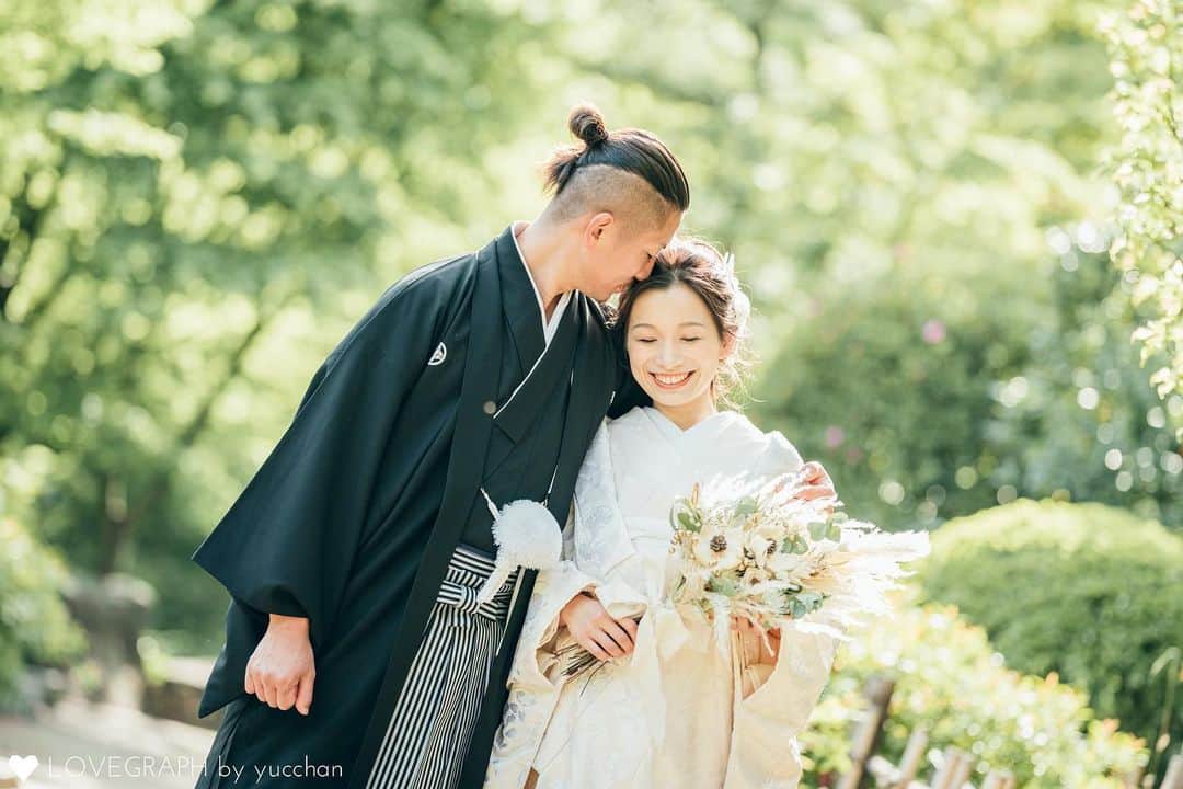 Lovegraph［ラブグラフ］のインスタグラム：「美しい緑に囲まれた 和装フォト💍👘🌿ㅤㅤㅤ  ୨୧┈┈┈┈୨୧ ㅤㅤㅤㅤㅤㅤ 出張撮影Lovegraphの公式アカウントです❁︎ ㅤㅤㅤ カップル・ウェディング・ファミリー・プロフィール写真など様々なジャンルの撮影を受付中📸💫 ㅤㅤㅤ 撮影予約はプロフィールURLからどうぞ☺️✈️ @lovegraph_me ㅤㅤㅤ ୨୧┈┈┈┈୨୧ ㅤㅤㅤ #Lovegraph #ラブグラフ #幸せな瞬間をもっと世界に ㅤㅤㅤ  #出張カメラマン #ロケーションフォト #和装前撮り #ウェディングフォト #前撮りポーズ #和装ヘア」