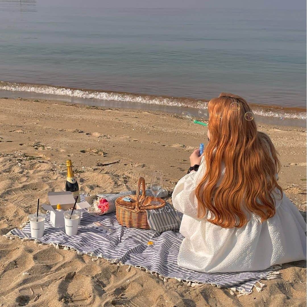 RiLiさんのインスタグラム写真 - (RiLiInstagram)「もうすぐ GW☁️☀️ 今年はどこに行くか もう決めた？  夏の日差しが強くなる 前に❕海で撮りたい 【浜辺フォト】⛱を 紹介するよ🫶🏻🫶🏻🫶🏻  海でピクニックをしたり お絵描きをしたり✏️ 楽しみ方はたくさん❣️  今年のGWは思い出 いっぱいにしちゃおう🚢  Edit by RiLi編集部🐰 aoi @shiia14  ❣️❣️❣️⁣ RiLi.tokyoはみんなの⁣ 「なりたい」「やりたい」を応援💡⁣ .⁣ かわいいコーデやアイテム⁣ 注目スポットなどが撮れたら⁣ ハッシュタグ→#rili_tokyo を付けて投稿してね❗⁣⁣ RiLiで紹介しちゃうかも🤭⁣ ．⁣⁣ Special Thanks💋 Photo by⁣⁣ ＠41.mr0h___ ＠221percent ＠bear.s_lady ＠_autumnvil_ ＠narima0729 ＠yurika_vip ＠x__ri102 ＠heart___31 .⁣⁣ #rili_tokyo #おしゃれさんと繋がりたい #お洒落さんと繋がりたい #ファッション #패션스타그램 #ootd #outfit #海ピク #浜辺フォト #キャンプ #海フォト ＃おしゃピク #ピクニック　＃鎌倉旅行 #伊豆旅行 #熱海旅行 #日帰り旅行 #女子旅 #仲良しフォト #稲毛海浜公園」4月24日 21時00分 - rili.tokyo