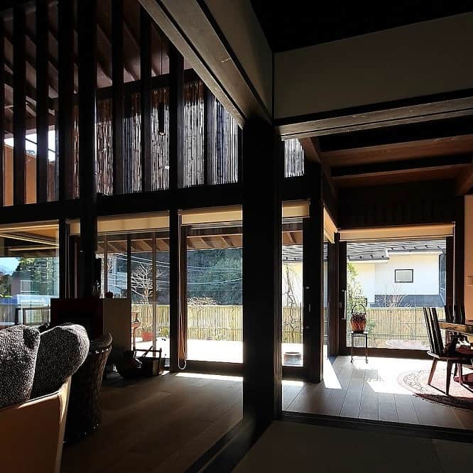 SUVACOさんのインスタグラム写真 - (SUVACOInstagram)「【鎌倉谷戸の家ー海外勤務リタイヤ後の住まい】  リタイヤ後の住まいの地として、海外でも有名な日本の鎌倉を選択。  落ち着きある住まいを日本の木造住宅に求め、かつ機能、感性ともにモダンな色彩を持つ住まいにこだわった。  所在地：神奈川県鎌倉市山ノ内 設計・施工：9500万円 敷地面積：477㎡ 延床面積：253㎡ 階数：2階建て 設計：5ヶ月 、施工：9ヶ月  designed by 藤本幸充 @kamakobobengara ★藤本幸充は、「歴史的建築物の保存」活動を通じ、日本の美、伝統建築の美しさを今に伝えることを目指す鎌倉設計工房を主宰  詳しい説明とその他の写真（全13枚）は↓ https://suvaco.jp/project/TZRI3qbb51  #鎌倉 #鎌倉暮らし #吹き抜け #吹き抜けのある住まい #吹き抜けのある家 #木造住宅 #欄間 #障子 #薪ストーブ #和モダン #注文住宅 #SUVACO #スバコ #家づくり #デザイン住宅 #建築家 #建築家と建てる家 #建築家とつくる家 #今日のいい家 #architecture #designhouse #house #homedesign」4月24日 21時00分 - suvaco.jp