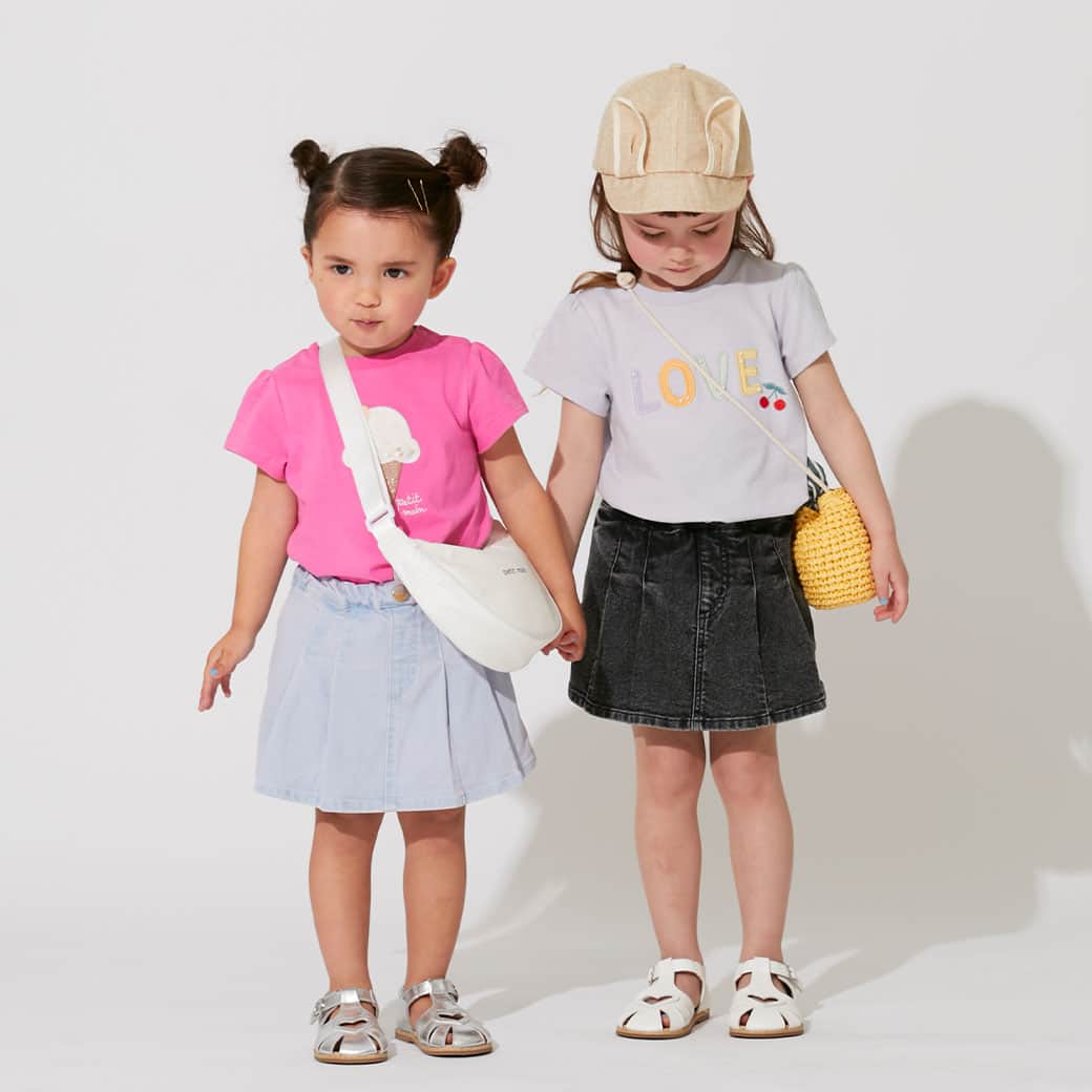 petit mainさんのインスタグラム写真 - (petit mainInstagram)「. 　 ▶︎ New Item 　 キラキラのモチーフのTシャツは、Aラインシルエットなのでパンツと合わせるなら、アウトしてもかわいくなること間違いなし！カラーによって、モチーフが異なるのでどれにしよか、悩みますね〜。モチーフによっては、中にスパンコールが入っていたり、ビーズが付いていたりとこだわりポイント満載です。ジュニアサイズもあるので、お揃いもできちゃいます♡ 　 　 　 　 【接触冷感/リンクウェア】 モチーフ半袖Tシャツ 80-130㎝ 品番：9632216 価格：￥2,090 (税込) 　 S（140㎝）・M（150㎝） 品番：8432216 価格：￥2,530 (税込) ○エメグリ・オフホワイト・ピンク・クロのみ 　 【リンクウェア】 デニムプリーツスカート 80-130㎝ 品番：9632102 価格：¥2,860(税込) 　 他参考商品 　 girl：身長88㎝ / 着用90㎝ girl：身長101㎝ / 着用100㎝ 　 　 　 　 〈ご注意〉 ※写真はサンプルで撮影しています。色・デザインが多少が異なる場合がございます。あらかじめご了承ください。 ※入荷、在庫状況は店舗によって異なる場合がございます。ご利用の店舗までご確認ください。 ※ナルミヤオンラインでは入荷次第順次発売となります。 ※オンラインの入荷、在庫状況について詳しくはナルミヤオンラインまでご確認ください。 @narumiyaonline_official  　 #petitmain #プティマイン #プティキッズ #プティの新作 #ナルミヤオンライン #narumiyaonline #女の子ベビー #男の子ベビー #むすめふく #むすこーで #女の子コーデ #女の子ママ #男の子コーデ #男の子ママ  #子供のいる暮らし #赤ちゃんのいる暮らし #こどもと暮らす #子育てグラム #instafashion #kidscode #キッズコーデ #キッズファッション #キッズモデル #子供服 #子供服通販 #幼稚園準備 #リンクコーデ #お揃いコーデ」4月24日 21時00分 - petitmain_official