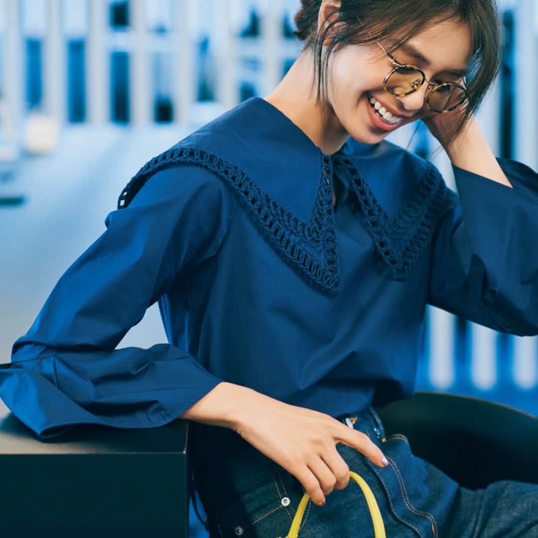 のインスタグラム：「ワンツーコーデが華やぐ立体マジック💫通勤パンツスタイルには「３Dブラウス」！  縁の刺繍も華やかなビッグカラーブラウスは（ @arpage_story ）。シックなネイビーのブラウスも、甘さと今っぽさを併せ持ったデザインならぐっと愛らしく。  立体的なフォルムのブラウスを「３Dブラウス」と呼んだのはスタイリストの佐藤佳菜子（@kanakosato1019 ）さん！「顔の印象を左右するトップスは、難しいワザを駆使しなくても素敵に映えるデザインが理想」（佐藤さん）。だからこそ、この春は通勤スタイルに1枚「３Dブラウス」を投入してみて！  ------------------------  #BAILA5月号 掲載  #佐藤晴美 さん @sato_harumi__official  #毎日コーデ #今日のコーデ #コーディネート #コーデ #今日の服 #バイラ  #ootd #BAILA  #bailafashion #baila_magazine」