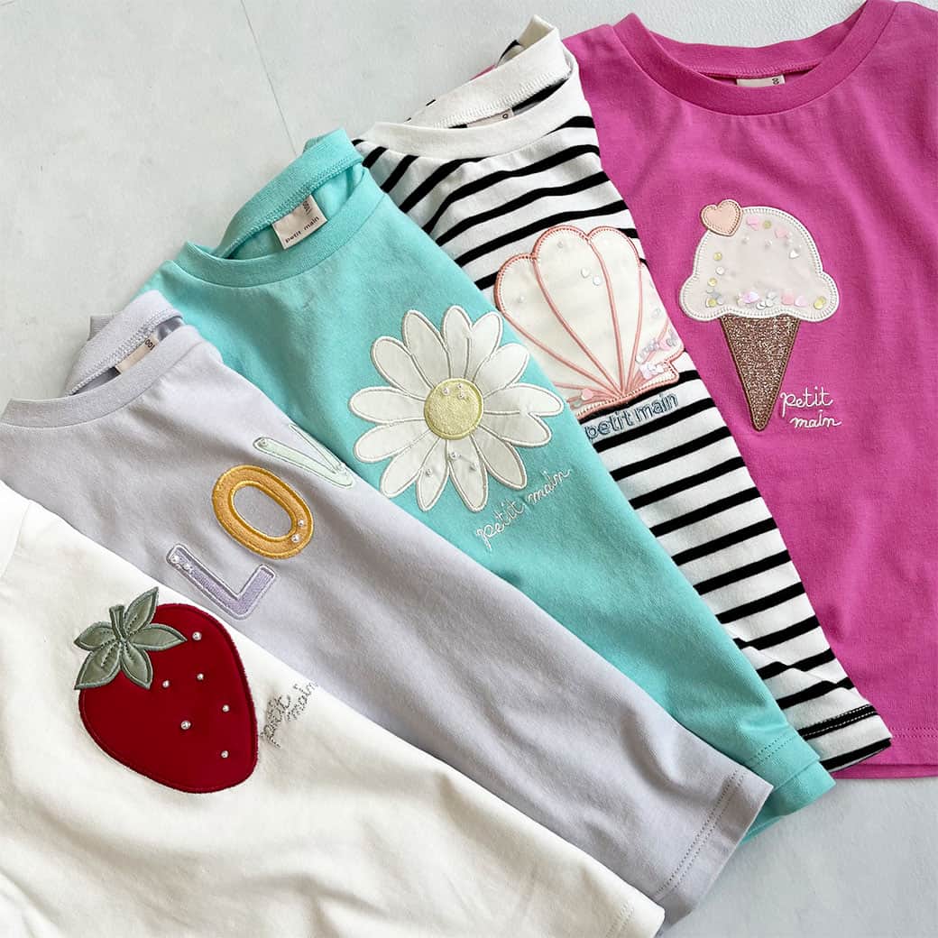 petit mainさんのインスタグラム写真 - (petit mainInstagram)「. 　 ▶︎ New Item 　 キラキラのモチーフのTシャツは、Aラインシルエットなのでパンツと合わせるなら、アウトしてもかわいくなること間違いなし！カラーによって、モチーフが異なるのでどれにしよか、悩みますね〜。モチーフによっては、中にスパンコールが入っていたり、ビーズが付いていたりとこだわりポイント満載です。ジュニアサイズもあるので、お揃いもできちゃいます♡ 　 　 　 　 【接触冷感/リンクウェア】 モチーフ半袖Tシャツ 80-130㎝ 品番：9632216 価格：￥2,090 (税込) 　 S（140㎝）・M（150㎝） 品番：8432216 価格：￥2,530 (税込) ○エメグリ・オフホワイト・ピンク・クロのみ 　 【リンクウェア】 デニムプリーツスカート 80-130㎝ 品番：9632102 価格：¥2,860(税込) 　 他参考商品 　 girl：身長88㎝ / 着用90㎝ girl：身長101㎝ / 着用100㎝ 　 　 　 　 〈ご注意〉 ※写真はサンプルで撮影しています。色・デザインが多少が異なる場合がございます。あらかじめご了承ください。 ※入荷、在庫状況は店舗によって異なる場合がございます。ご利用の店舗までご確認ください。 ※ナルミヤオンラインでは入荷次第順次発売となります。 ※オンラインの入荷、在庫状況について詳しくはナルミヤオンラインまでご確認ください。 @narumiyaonline_official  　 #petitmain #プティマイン #プティキッズ #プティの新作 #ナルミヤオンライン #narumiyaonline #女の子ベビー #男の子ベビー #むすめふく #むすこーで #女の子コーデ #女の子ママ #男の子コーデ #男の子ママ  #子供のいる暮らし #赤ちゃんのいる暮らし #こどもと暮らす #子育てグラム #instafashion #kidscode #キッズコーデ #キッズファッション #キッズモデル #子供服 #子供服通販 #幼稚園準備 #リンクコーデ #お揃いコーデ」4月24日 21時00分 - petitmain_official