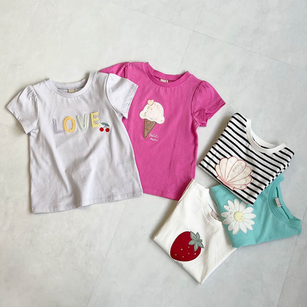 petit mainさんのインスタグラム写真 - (petit mainInstagram)「. 　 ▶︎ New Item 　 キラキラのモチーフのTシャツは、Aラインシルエットなのでパンツと合わせるなら、アウトしてもかわいくなること間違いなし！カラーによって、モチーフが異なるのでどれにしよか、悩みますね〜。モチーフによっては、中にスパンコールが入っていたり、ビーズが付いていたりとこだわりポイント満載です。ジュニアサイズもあるので、お揃いもできちゃいます♡ 　 　 　 　 【接触冷感/リンクウェア】 モチーフ半袖Tシャツ 80-130㎝ 品番：9632216 価格：￥2,090 (税込) 　 S（140㎝）・M（150㎝） 品番：8432216 価格：￥2,530 (税込) ○エメグリ・オフホワイト・ピンク・クロのみ 　 【リンクウェア】 デニムプリーツスカート 80-130㎝ 品番：9632102 価格：¥2,860(税込) 　 他参考商品 　 girl：身長88㎝ / 着用90㎝ girl：身長101㎝ / 着用100㎝ 　 　 　 　 〈ご注意〉 ※写真はサンプルで撮影しています。色・デザインが多少が異なる場合がございます。あらかじめご了承ください。 ※入荷、在庫状況は店舗によって異なる場合がございます。ご利用の店舗までご確認ください。 ※ナルミヤオンラインでは入荷次第順次発売となります。 ※オンラインの入荷、在庫状況について詳しくはナルミヤオンラインまでご確認ください。 @narumiyaonline_official  　 #petitmain #プティマイン #プティキッズ #プティの新作 #ナルミヤオンライン #narumiyaonline #女の子ベビー #男の子ベビー #むすめふく #むすこーで #女の子コーデ #女の子ママ #男の子コーデ #男の子ママ  #子供のいる暮らし #赤ちゃんのいる暮らし #こどもと暮らす #子育てグラム #instafashion #kidscode #キッズコーデ #キッズファッション #キッズモデル #子供服 #子供服通販 #幼稚園準備 #リンクコーデ #お揃いコーデ」4月24日 21時00分 - petitmain_official