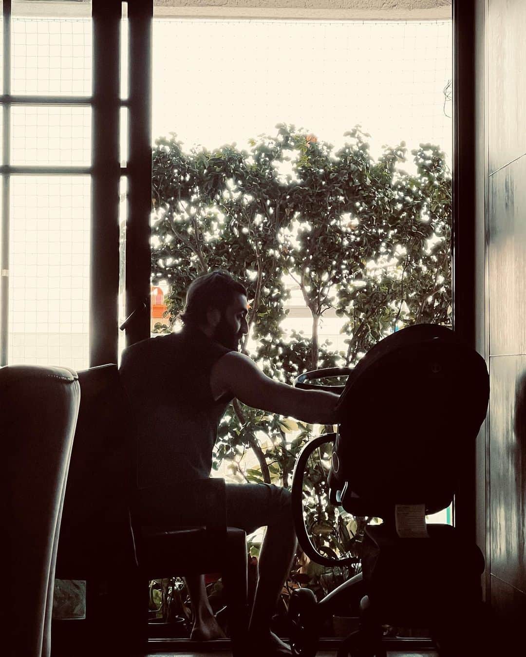 アリア・バットのインスタグラム：「I think have become the best photographer since the 6th of November 🤓  My world 🌍🫶」
