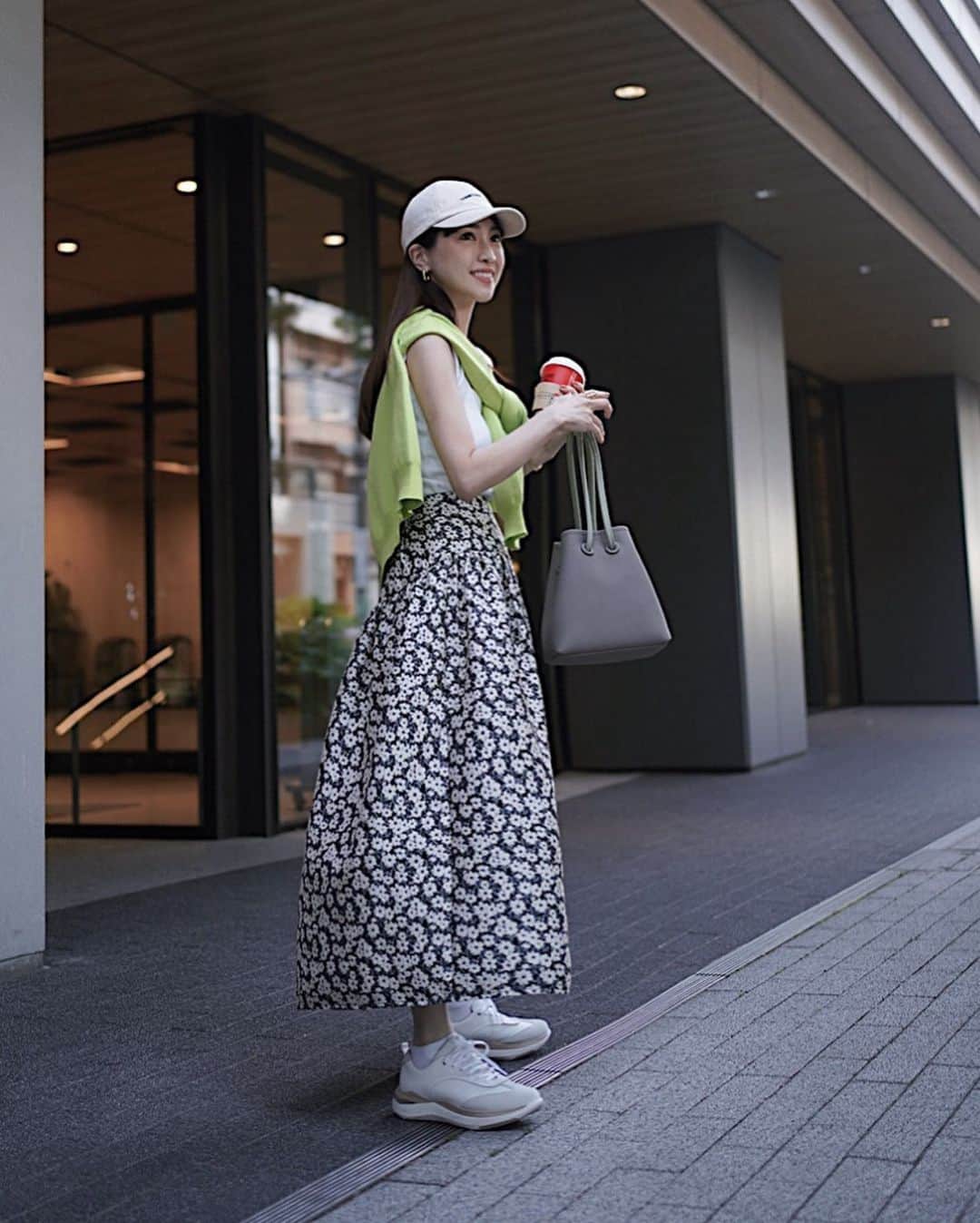 喜田彩子のインスタグラム：「⁡ ⁡ アシックスウォーキング40周年を記念して ペダラの人気3モデルに 「éclat（エクラ）」テイストのカラーを取り入れた éclat limited editionが誕生👟✨ ⁡ ⁡ テーマは「洗練ベージュ」だそう♡ その中の一つ、 高機能スニーカー「ペダラ ライドウォーク」を プレゼントしていただきました！ ⁡ 白スニーカーにグレージュのラインで 上品で綺麗めにも合わせやすいスニーカー🍃 とにかく歩きやすくて一日中歩いていても全然疲れなくて 少し厚底になっているのも嬉しい！！ ⁡ ⁡ 4月17日（月）からアシックスオンラインストア 日本橋三越本店、そごう横浜、JR名古屋高島屋、神戸阪急などで 販売開始されています𓅙ˎˊ˗ @asics_walking でプレゼントキャンペーンもやっているので 気になる方は是非チェックしてね𓂃😆💕 ⁡ ⁡ @eclat.magazine  #エクラ #eclat #ペダラ #PEDALA #アシックスウォーキング40周年 #eclatlimitededition ⁡ 　 ⁡」