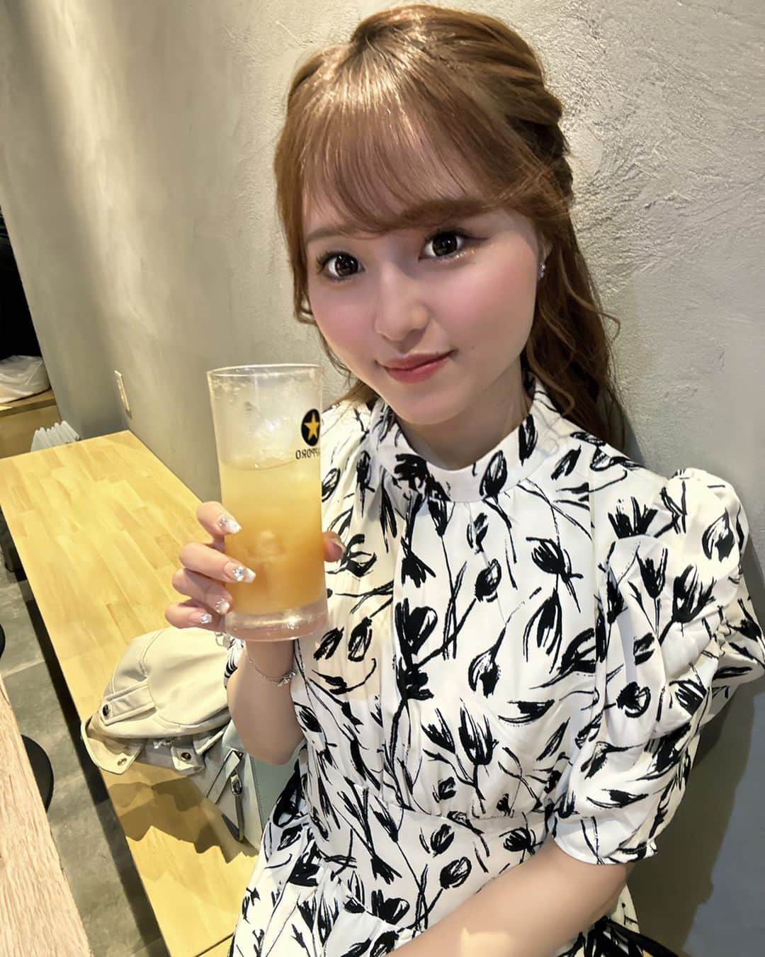 ちひろさんのインスタグラム写真 - (ちひろInstagram)「お酒は甘いのが好き💕 これはもも酒のソーダ割り🍑すぐ酔う🥹笑 . . . .  #六本木 #西麻布 #銀座 #歌舞伎町 #北新地 #キャバクラ #キャバ嬢 #ラウンジ #ホステス #美人 #likesforlike #港区女子 #可愛い女の子 #美女図鑑 #instalike #japanesegirl #港区 #いいね返し #いいね #フォロー #フォローミー  #ズー東京 #ズー東京ちひろ #zootokyo #zoo東京ちひろ #いいね歓迎 #tiktok #韓国」4月24日 21時00分 - chipipi_uspi