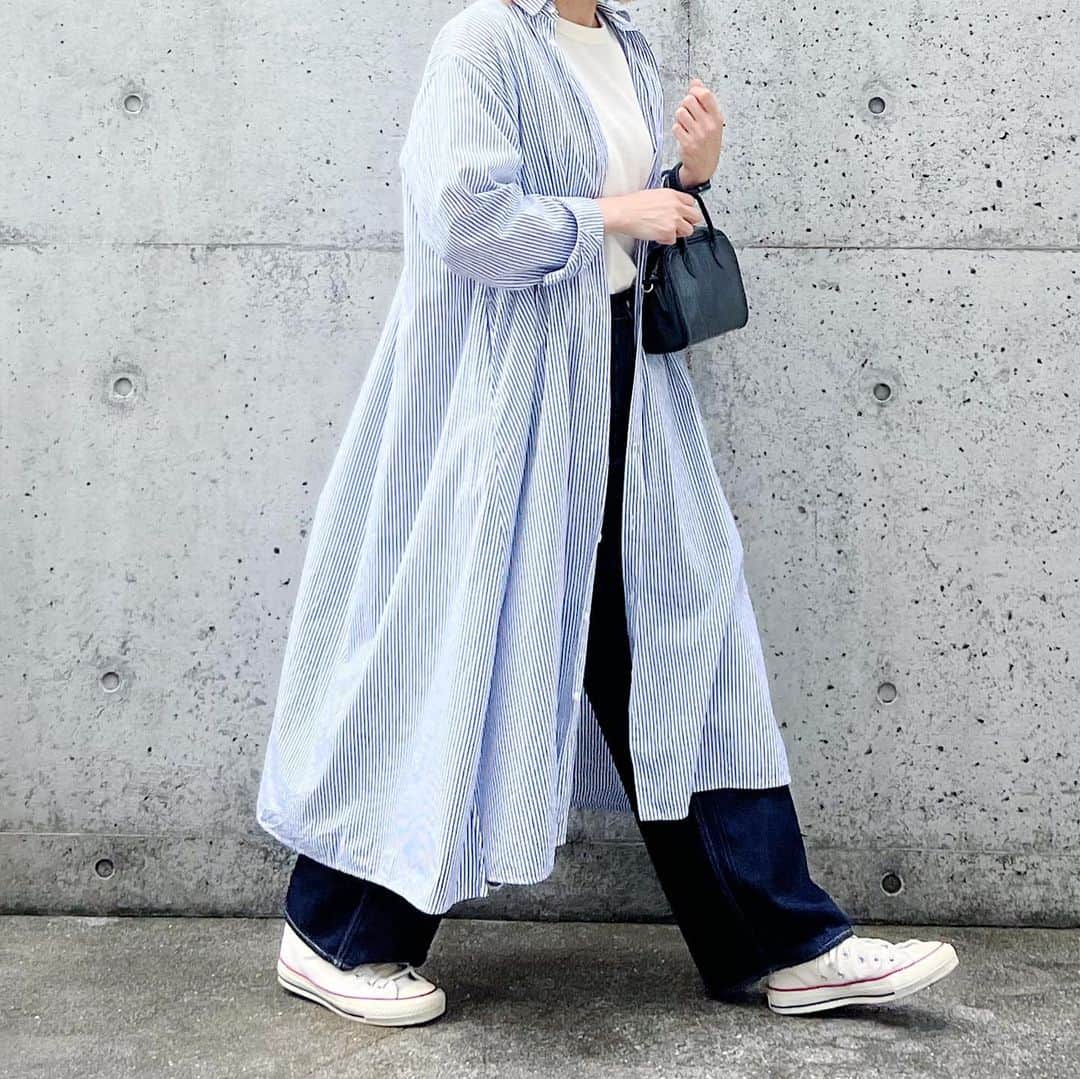 ryokoのインスタグラム：「▪︎  シャツワンピを羽織に👗🕊️💙  .  dress #harvesty tee #miller bottoms #harvesty shoes #converse bag #artsandscience」