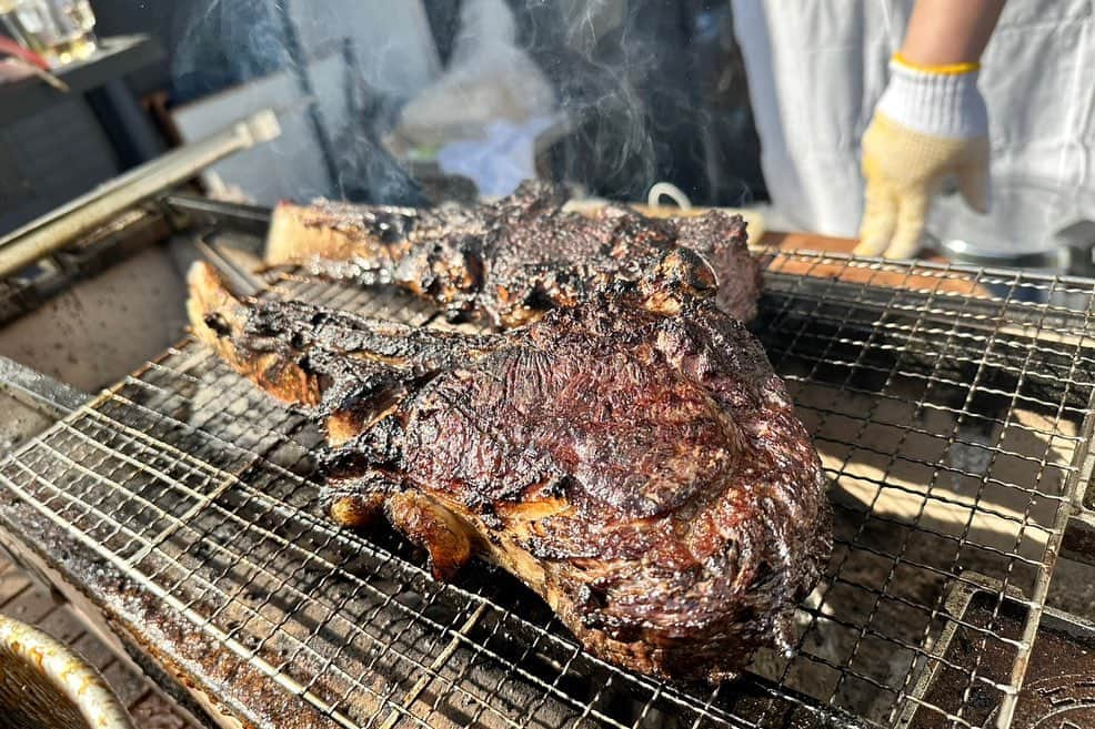 太田雄貴さんのインスタグラム写真 - (太田雄貴Instagram)「アスリートBBQ vol.2  昨年秋に開催して大好評だったアスリートBBQ  80人を超える方々に参加して頂き、料理の準備も料理人の方々と選手が一緒に作ったりと、忘れられない体験になりました。  食事も 今回もsheep freaksに加えて、 四代目菊川さん　鰻丼 私厨房 勇さん　麻婆豆腐と卵料理 大松屋さん　南魚沼産コシアブラの天ぷら 南原くみちゃん　チャプチェ、ジャンボのカレーパン D29さん　トマホークステーキ 中川綾太郎さん　ミスターチーズケーキ 鈴廣さん　　蒲鉾 やまやさん　　できたて明太子 サントリーさん　　ビール、ウイスキー各種 花の香酒造さん　産土  と前回からさらにパワーして皆さんと楽しい時間を過ごせました。お越しになった皆さんに感謝申し上げると同時に、今までスポーツ界になっかった他の業界との接点や、アスリート同士の繋がりをこの会を通して少しでもやっていけたらと思います！場を貸して下さった、青井茂さんを始め、写真を撮ってくれた竹見さん。 この会の運営をしてくれたスタッフの皆さん、全ての人にお礼を申し上げます。  ありがとうございました！  次回は秋頃開催するとか！？  #スポーツBBQ #sports3」4月24日 21時01分 - yuki_ota_fencing