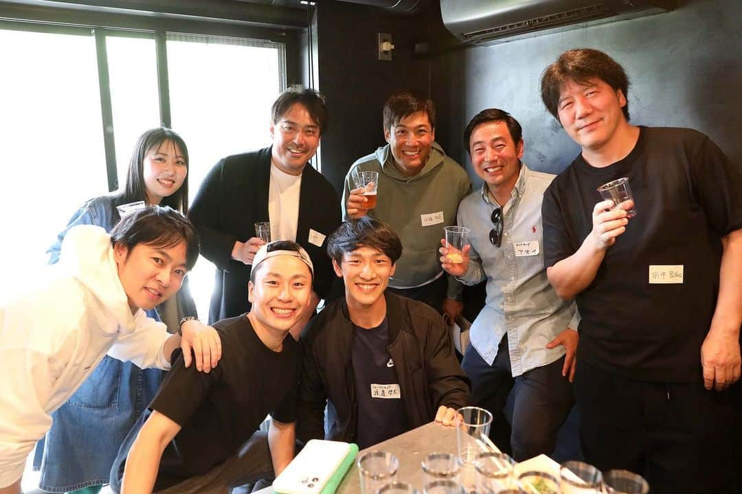 太田雄貴さんのインスタグラム写真 - (太田雄貴Instagram)「アスリートBBQ vol.2  昨年秋に開催して大好評だったアスリートBBQ  80人を超える方々に参加して頂き、料理の準備も料理人の方々と選手が一緒に作ったりと、忘れられない体験になりました。  食事も 今回もsheep freaksに加えて、 四代目菊川さん　鰻丼 私厨房 勇さん　麻婆豆腐と卵料理 大松屋さん　南魚沼産コシアブラの天ぷら 南原くみちゃん　チャプチェ、ジャンボのカレーパン D29さん　トマホークステーキ 中川綾太郎さん　ミスターチーズケーキ 鈴廣さん　　蒲鉾 やまやさん　　できたて明太子 サントリーさん　　ビール、ウイスキー各種 花の香酒造さん　産土  と前回からさらにパワーして皆さんと楽しい時間を過ごせました。お越しになった皆さんに感謝申し上げると同時に、今までスポーツ界になっかった他の業界との接点や、アスリート同士の繋がりをこの会を通して少しでもやっていけたらと思います！場を貸して下さった、青井茂さんを始め、写真を撮ってくれた竹見さん。 この会の運営をしてくれたスタッフの皆さん、全ての人にお礼を申し上げます。  ありがとうございました！  次回は秋頃開催するとか！？  #スポーツBBQ #sports3」4月24日 21時01分 - yuki_ota_fencing