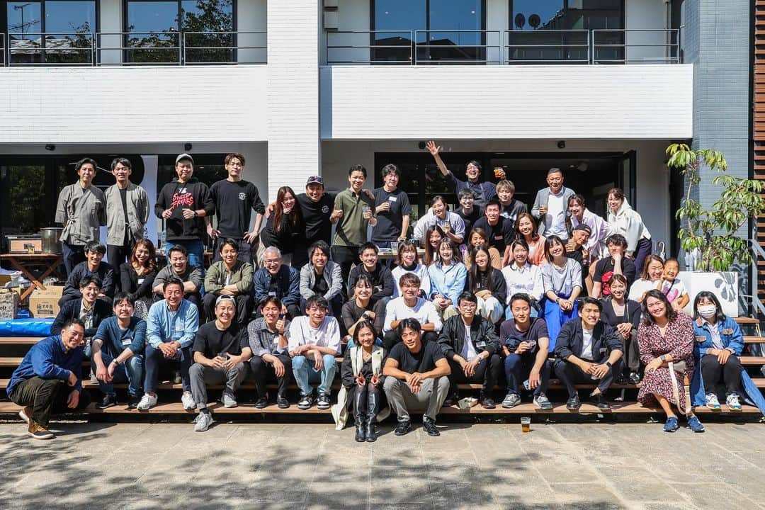 太田雄貴のインスタグラム：「アスリートBBQ vol.2  昨年秋に開催して大好評だったアスリートBBQ  80人を超える方々に参加して頂き、料理の準備も料理人の方々と選手が一緒に作ったりと、忘れられない体験になりました。  食事も 今回もsheep freaksに加えて、 四代目菊川さん　鰻丼 私厨房 勇さん　麻婆豆腐と卵料理 大松屋さん　南魚沼産コシアブラの天ぷら 南原くみちゃん　チャプチェ、ジャンボのカレーパン D29さん　トマホークステーキ 中川綾太郎さん　ミスターチーズケーキ 鈴廣さん　　蒲鉾 やまやさん　　できたて明太子 サントリーさん　　ビール、ウイスキー各種 花の香酒造さん　産土  と前回からさらにパワーして皆さんと楽しい時間を過ごせました。お越しになった皆さんに感謝申し上げると同時に、今までスポーツ界になっかった他の業界との接点や、アスリート同士の繋がりをこの会を通して少しでもやっていけたらと思います！場を貸して下さった、青井茂さんを始め、写真を撮ってくれた竹見さん。 この会の運営をしてくれたスタッフの皆さん、全ての人にお礼を申し上げます。  ありがとうございました！  次回は秋頃開催するとか！？  #スポーツBBQ #sports3」
