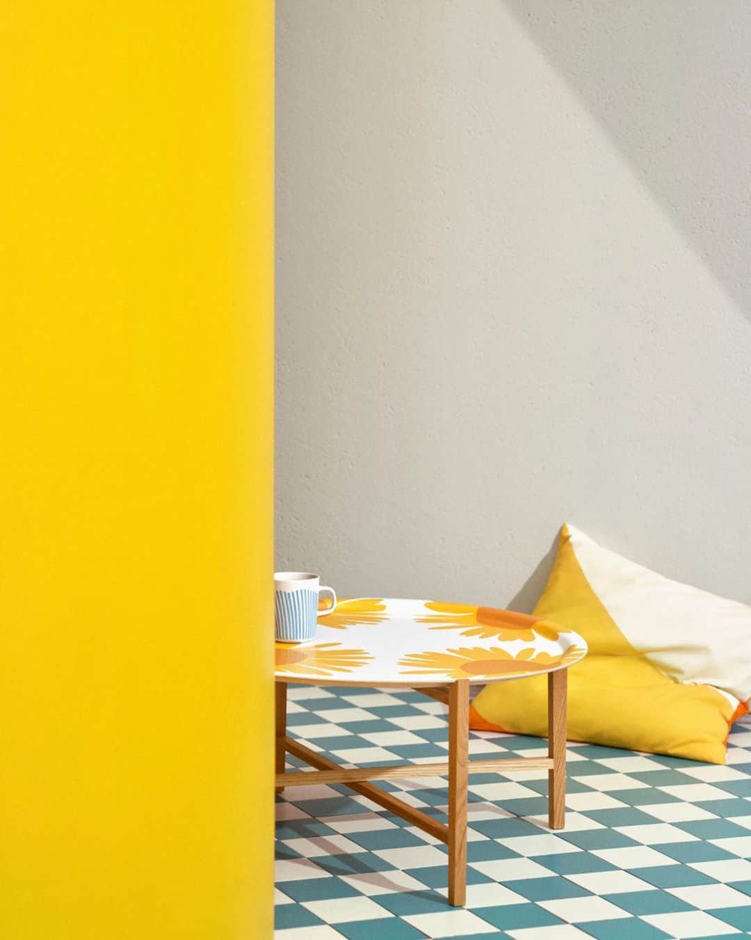 マリメッコのインスタグラム：「Color code of the season: sun-kissed hues with splashes of blue. 🌞🌊 We think it’s time to move outside, would you like to join us?  Explore our current home collection at marimekko.com. #marimekko」
