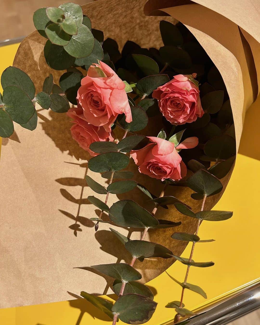 川島幸恵さんのインスタグラム写真 - (川島幸恵Instagram)「💛🩵🩷 ⁡ 見事にカラー気分が被っていた先週のある日。 みんなそれぞれのカラーで春でした😊✨ ⁡ ⁡ 野菜嫌いの私も最近は自らサラダを選ぶようになり、週末のお花選びも楽しい🌷 先週末、新しく迎えたグリーンが届いた🌿 ⁡ いつだって"色"が好きです🌈 ⁡ ⁡ #SHENERY_official ⁡#yellow #blue #pink #food #foodie #foodstagram  #plants #flowers  #fashion #styling #カラーコーディネート #カラーコーデ  #ハイトーンカラー #ハイトーンヘア #ハイトーンボブ #ボブヘア #ミニボブ」4月24日 21時04分 - sachie118