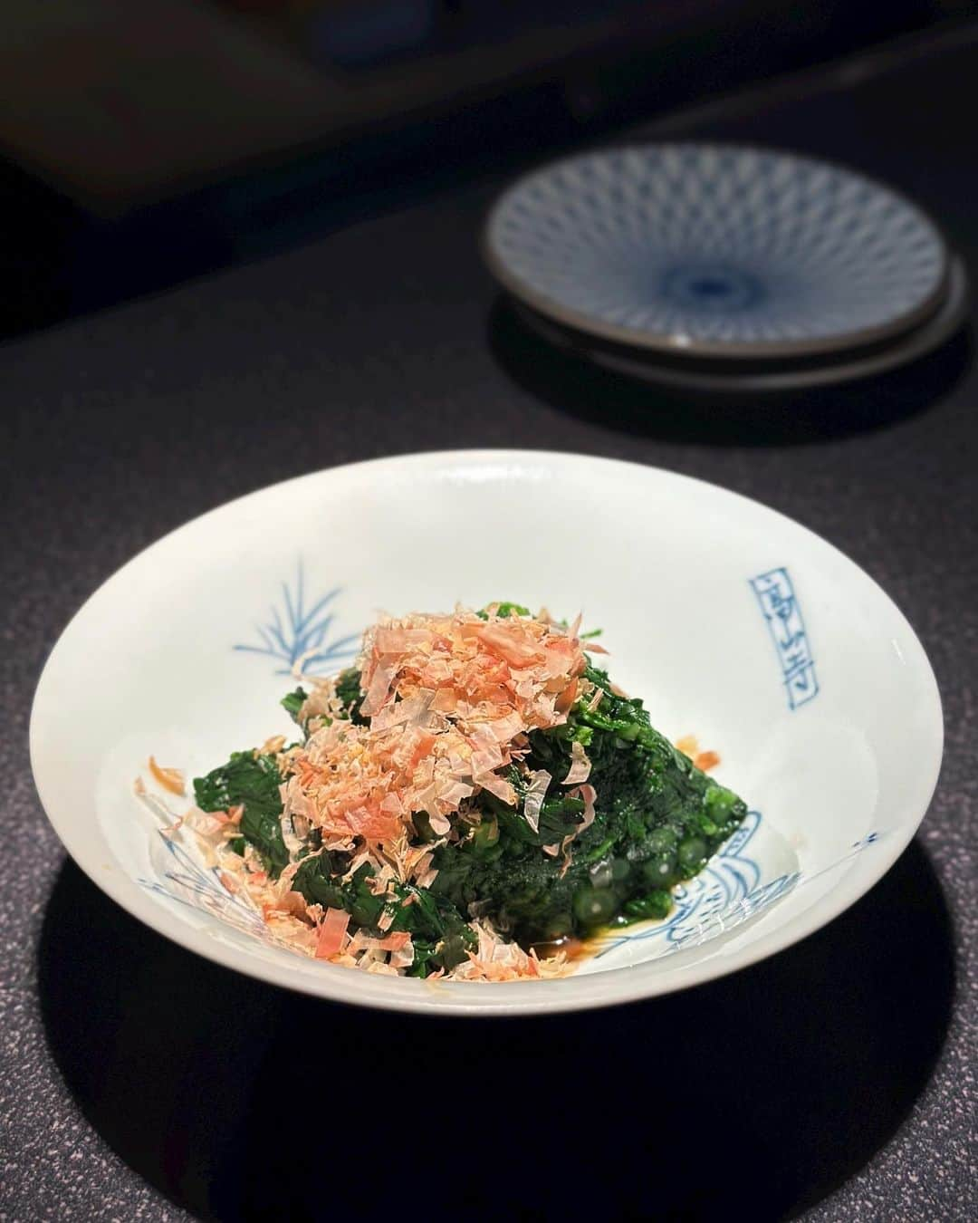 黒田麻理耶さんのインスタグラム写真 - (黒田麻理耶Instagram)「😋🥗 . 摂生生活中の外食事情🙋‍♀️ 摂生期間中、自炊だけだとストレスが溜まるので、 食べられるものを考えて気分転換に外食❣️ . ①サラダビュッフェ 「WE ARE THE FARM 渋谷」へ👩‍❤️‍👩 ■15種類のサラダ＆デリビュッフェ (2,200円)  週ごとに季節の野菜が変わるみたい✨ 私は残念ながら食べられなかったけど(小麦粉NGの為) パスタ、お好み焼き、カレーもあったよ🥹 ここに来るとケールがたくさん食べられるから嬉しい🥬 . ②十割蕎麦 学芸大学にある「遊山」へ👩‍❤️‍👩 前トレーナーの @tsy_gym_act さんが ダイエット中、十割蕎麦は栄養価も高くて最適です🙆‍♂️ と教えてもらってから十割蕎麦に注目❣️ ■せいろ蕎麦 (1,000円)  このお蕎麦がすごく美味しくておかわりしたほど🥺 イカ刺しと焼きそら豆、春菊のお浸しも食べました〜🥢 ここはお酒が飲めるときにまた来たい🥹❣️ . さとちゃん(@tomi_samy)と共に摂生頑張ったなぁ👩‍❤️‍👩 . #WeAreTheFarm  #WeAreTheFarm渋谷  #渋谷 #渋谷ランチ  #渋谷グルメ  #サラダビュッフェ #遊山  #学芸大学  #学芸大学ディナー #学芸大学グルメ  #学芸大学蕎麦  #十割蕎麦 #mariyagourmet」4月24日 21時05分 - mariya_kuroda