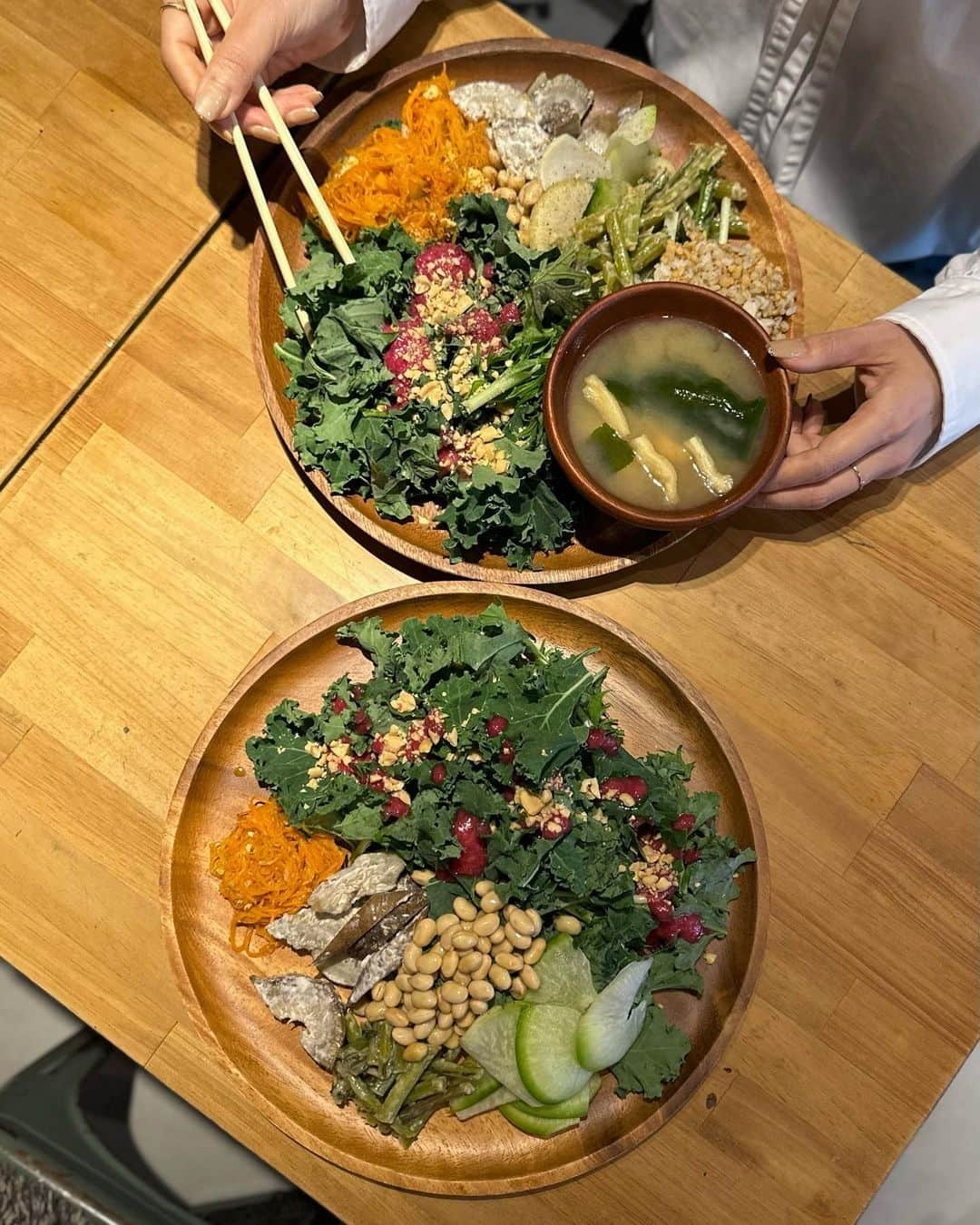 黒田麻理耶さんのインスタグラム写真 - (黒田麻理耶Instagram)「😋🥗 . 摂生生活中の外食事情🙋‍♀️ 摂生期間中、自炊だけだとストレスが溜まるので、 食べられるものを考えて気分転換に外食❣️ . ①サラダビュッフェ 「WE ARE THE FARM 渋谷」へ👩‍❤️‍👩 ■15種類のサラダ＆デリビュッフェ (2,200円)  週ごとに季節の野菜が変わるみたい✨ 私は残念ながら食べられなかったけど(小麦粉NGの為) パスタ、お好み焼き、カレーもあったよ🥹 ここに来るとケールがたくさん食べられるから嬉しい🥬 . ②十割蕎麦 学芸大学にある「遊山」へ👩‍❤️‍👩 前トレーナーの @tsy_gym_act さんが ダイエット中、十割蕎麦は栄養価も高くて最適です🙆‍♂️ と教えてもらってから十割蕎麦に注目❣️ ■せいろ蕎麦 (1,000円)  このお蕎麦がすごく美味しくておかわりしたほど🥺 イカ刺しと焼きそら豆、春菊のお浸しも食べました〜🥢 ここはお酒が飲めるときにまた来たい🥹❣️ . さとちゃん(@tomi_samy)と共に摂生頑張ったなぁ👩‍❤️‍👩 . #WeAreTheFarm  #WeAreTheFarm渋谷  #渋谷 #渋谷ランチ  #渋谷グルメ  #サラダビュッフェ #遊山  #学芸大学  #学芸大学ディナー #学芸大学グルメ  #学芸大学蕎麦  #十割蕎麦 #mariyagourmet」4月24日 21時05分 - mariya_kuroda