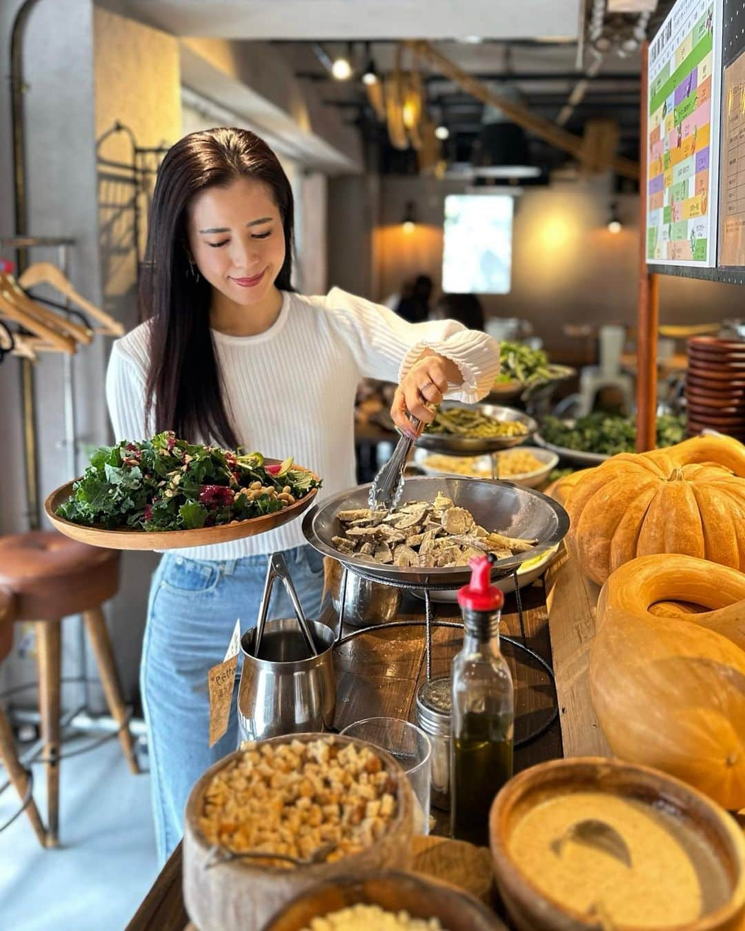 黒田麻理耶さんのインスタグラム写真 - (黒田麻理耶Instagram)「😋🥗 . 摂生生活中の外食事情🙋‍♀️ 摂生期間中、自炊だけだとストレスが溜まるので、 食べられるものを考えて気分転換に外食❣️ . ①サラダビュッフェ 「WE ARE THE FARM 渋谷」へ👩‍❤️‍👩 ■15種類のサラダ＆デリビュッフェ (2,200円)  週ごとに季節の野菜が変わるみたい✨ 私は残念ながら食べられなかったけど(小麦粉NGの為) パスタ、お好み焼き、カレーもあったよ🥹 ここに来るとケールがたくさん食べられるから嬉しい🥬 . ②十割蕎麦 学芸大学にある「遊山」へ👩‍❤️‍👩 前トレーナーの @tsy_gym_act さんが ダイエット中、十割蕎麦は栄養価も高くて最適です🙆‍♂️ と教えてもらってから十割蕎麦に注目❣️ ■せいろ蕎麦 (1,000円)  このお蕎麦がすごく美味しくておかわりしたほど🥺 イカ刺しと焼きそら豆、春菊のお浸しも食べました〜🥢 ここはお酒が飲めるときにまた来たい🥹❣️ . さとちゃん(@tomi_samy)と共に摂生頑張ったなぁ👩‍❤️‍👩 . #WeAreTheFarm  #WeAreTheFarm渋谷  #渋谷 #渋谷ランチ  #渋谷グルメ  #サラダビュッフェ #遊山  #学芸大学  #学芸大学ディナー #学芸大学グルメ  #学芸大学蕎麦  #十割蕎麦 #mariyagourmet」4月24日 21時05分 - mariya_kuroda