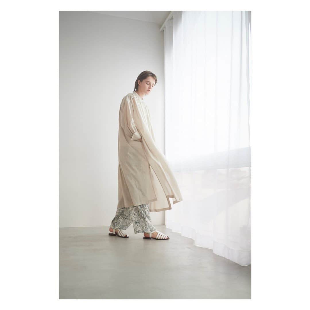 スーペリアクローゼット オフィシャルのインスタグラム：「シアーなロングシャツでフレキシブルな着こなしを。  long shirts dress ¥29,920  　  #superiorcloset #yvon #23ss #スーペリアクローゼット#イヴォン #ワンピース#シアーシャツ #カジュアル  #夏コーデ #カジュアルコーデ #gw #休日コーデ」