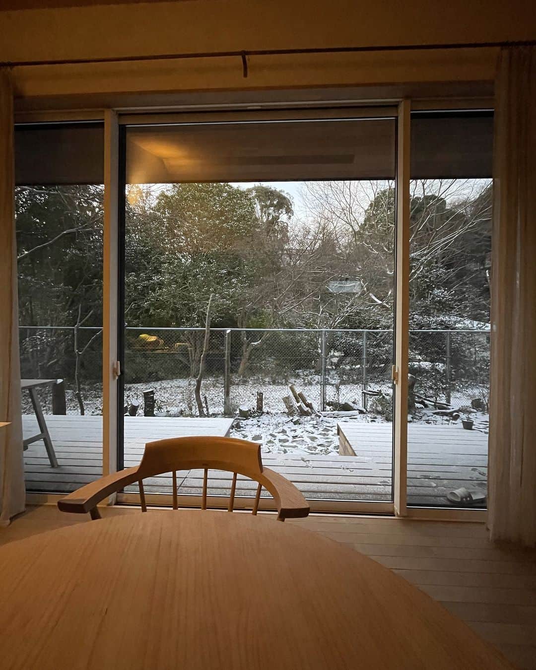 ムクリ［mukuri］さんのインスタグラム写真 - (ムクリ［mukuri］Instagram)「四季を感じるキッチンダイニング。家族との会話や、人との繋がりが生まれる場所〜素朴さの中に小さな贅沢を散りばめた２１坪の平屋（hy___home21さん）  yumiさんのおうちの キッチンダイニングの前には 家の中で一番大きな窓があります。  その窓は 四季を感じる暮らしがしたい思いを 叶えてくれました。  キッチンは 「２０年越しの片思いが実った感覚」で メーカーのものを採用。  食を大切にし、家族との会話が弾む 暮らしの源でもあります。  友人など来客がたくさん集まるのも 居心地がいい空間が広がり 包み込んでくれる空気が あるからなのでしょうね。  yumiさんの暮らし ぜひ参考にしてくださいね♩  @hy___home21 さん ありがとうございました！  （編集：kaori）  ▶コラムはプロフィールのURLよりご覧ください プロフィールはこちらから @mukuri_official ・  –––––––––––––––––– ムクリ公式アカウントでは くらしの中にある"好き"や"コダワリ"を毎日お届け。  インテリア、整理収納から家づくりなど 日常で参考になる情報から サラッと読める短編コラムまで ご紹介していますのでフォローしてぜひご覧ください。 ▶︎ @mukuri_official ・  「 #ムクリ 」のタグもいつも楽しく拝見しています☺️  オリジナルブランドは @daily_mukuri  くらしの中にあったらいいいな、 そんな商品を企画・制作、集めています。 ––––––––––––––––––  #平屋 #平屋の暮らし #犬と猫との暮らし#ウッドワンキッチン #スイージーニュートラルカラー #シナベニヤの天井 #薪ストーブのある暮らし #irondogno7 #土間のある暮らし #オーク無垢材 #パグのいる暮らし #茶トラ #工務店のつくる家 #勾配天井リビング #四季を楽しむ #くらしの編集#ムクリ」4月24日 21時05分 - mukuri_official