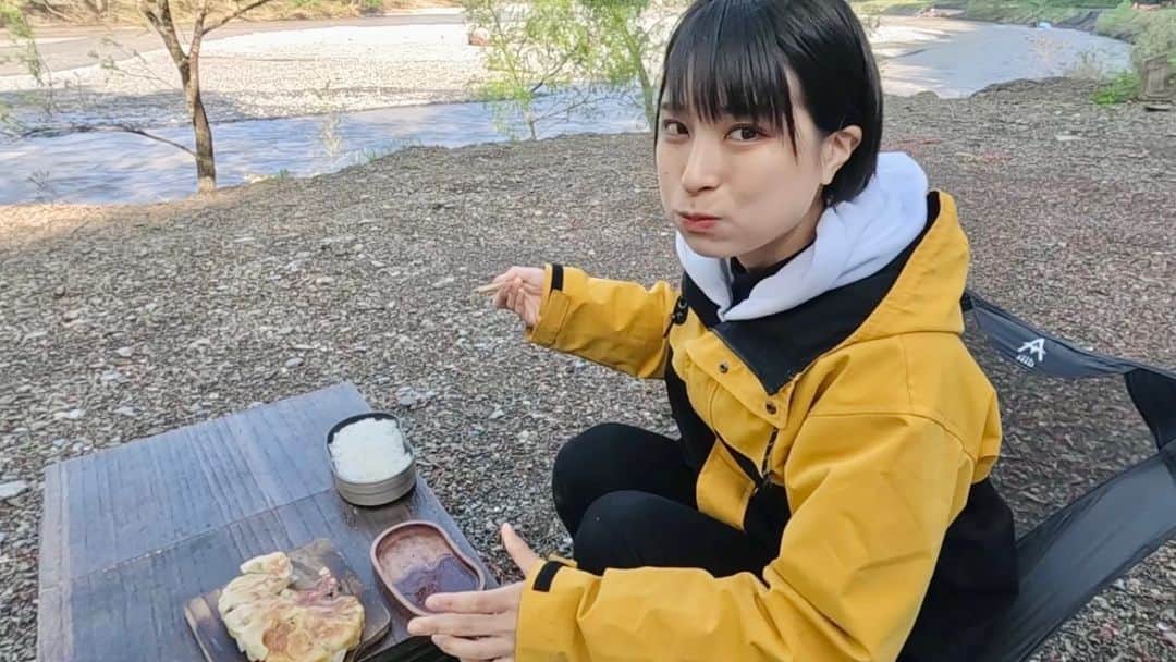 かほなんのインスタグラム：「YouTubeで、47都道府県制覇の旅 静岡県編やってます！🙌🙌 車中泊したり、釣りしたり、キャンプしたり！😆✨  そして、本日動画アップしました！⛺✨ 前回の車中泊旅ルーティン…からの、トラブル発生……からの……！？　ノンフィクション、静岡の旅をお楽しみください……😂  (まだまだ続きます！🙌)  動画で使ってるチェアはALB750です🙆‍♀️ https://amzn.to/3Jn9yAZ ロータイプだからゆったり座れて、私のテーブル(という名の箱)と高さピッタリやった〜！😆あぐらスタイルになれるから、焚き火とも相性良さそう！  キャンプ場は #小川の里オートキャンプ場 です！😆お邪魔しました〜！  #キャンプ #車中泊 #さばいどる  #かほなん」