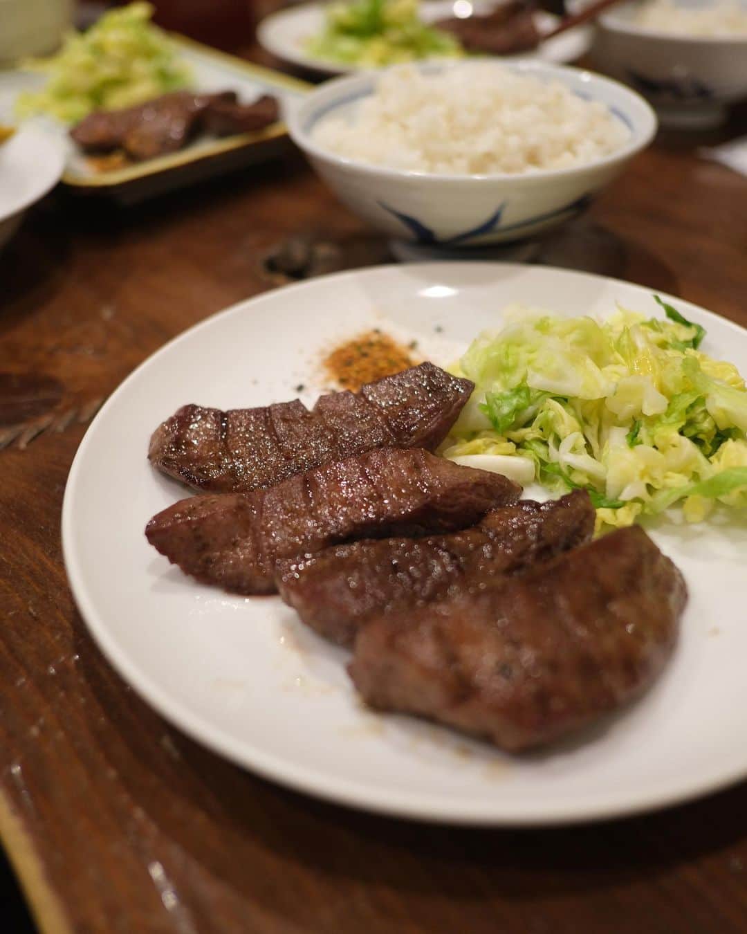 猪鼻ちひろのインスタグラム：「仙台でも、食べた食べた😛笑 牛タンやさんは 牛たん料理 閣がすき♡ #ご飯はひとり多め  黒松〜泉中央を眺めて懐かしくなり、 カラオケに行って懐メロで盛り上がり、 あーいつ帰ってきても私にとって青春の場所だ。  サプライズでジーンときたのは 親友宅に @tayfull_official が届いていたこと。 買ってくれてたの！？と言葉にならなかった。 (きのう、インスタライブでも届いたよって 教えてくれてありがとうでした🥹)  フォークもだし、なんならランチョンマットはわたしが一つひとつミシンで縫っていたころの @from_chiro のもの。  なんと2泊目は、21時前に寝ちゃって 何にも話せなかったなーと (寝ぼけてて、呂律回ってなかったらしい😂笑) 若干反省しつつ起きたんたけど じんわり心温まる夜&朝だったヨ🫰🫰🫰 #いつもありがとう #相変わらず顔はぜんぶ温泉上がり👻 #チェックアウト10分前に起こしてくれてありがと🙏笑 #ちひろトリップ #ちひろのごはん #ちひろtrip東北 #牛たん料理閣 #牛タン閣」