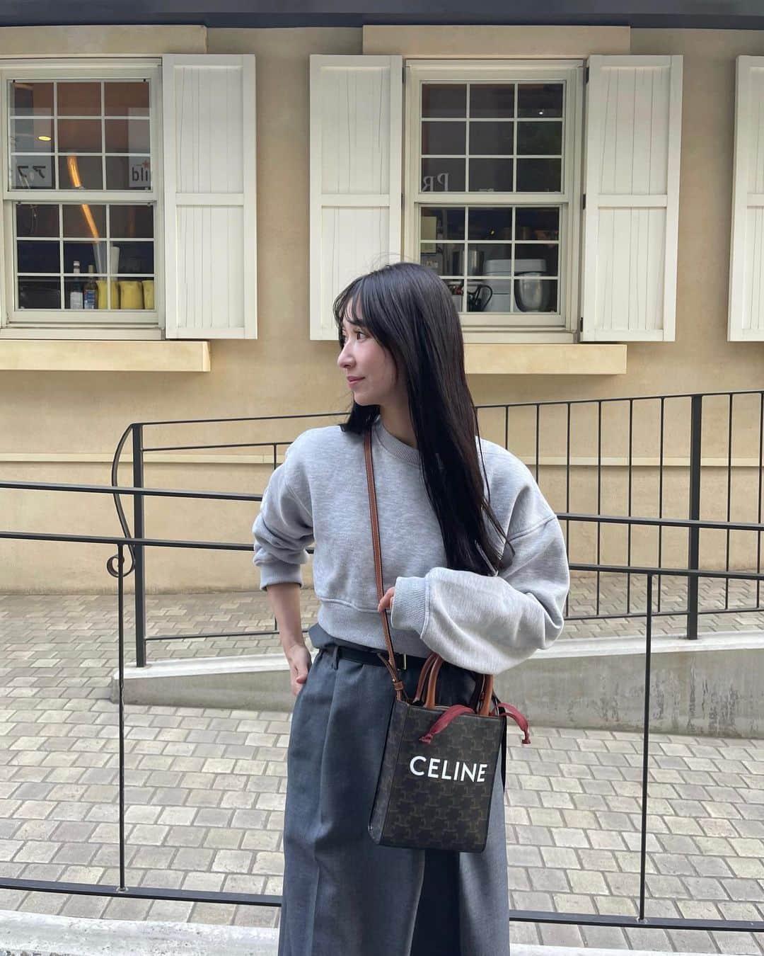 𝗔𝗜のインスタグラム：「♡ . 休日のラフコーデ🤍 . クロップド丈のスウェットに ハイウエストパンツでStyleup効果も◎ . @celine バッグのロゴに合わせて サンダルもホワイト🤍 . 楽ちんコーデのできあがり🫶🏻 . この間家族で @ikeajapan に♡ 息子と娘のうしろ姿みるといつまで 家族揃ってでかけられるかな〜とか最近涙腺がゆるゆる🥹 息子のバケハと娘のスカートがデニムでリンクしてる🩵 . そんな私もまたひとつやってみたい事が増えて🫰🏻(年齢は数字🤗 日々勉強です📚✏️ . GWも子供たちと全力で楽しも〜☺️。 . #休日コーデ #スウェットコーデ #スウェット #楽ちんコーデ #ラフコーデ #大人カジュアル #2児ママ #160cmコーデ #30代ファッション #スタイルアップコーデ #骨格ウェーブ #小学生ママ #celine #zara #frayid #gu_for_all」