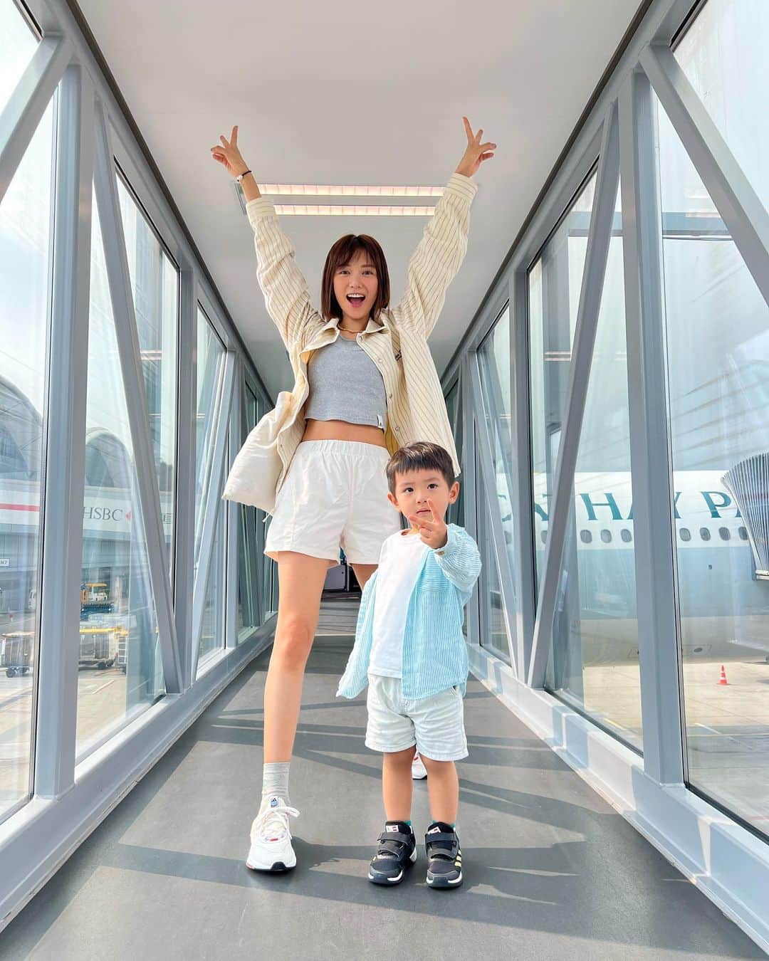 Elva Niのインスタグラム：「No plan is the best plan ✈️ 只是一心想帶爸媽旅行 由於我沒時間(太懶)也沒有好好計畫行程 每天睡到自然醒再吃個豐盛的早餐 只玩一個景點 剩下的就是睡覺加按摩 果然沒有安排是最好的選擇😂 #樹熊亨上身 #熱融的旅行 #但是可以帶父母出行還是超棒的 #travelwithelva」