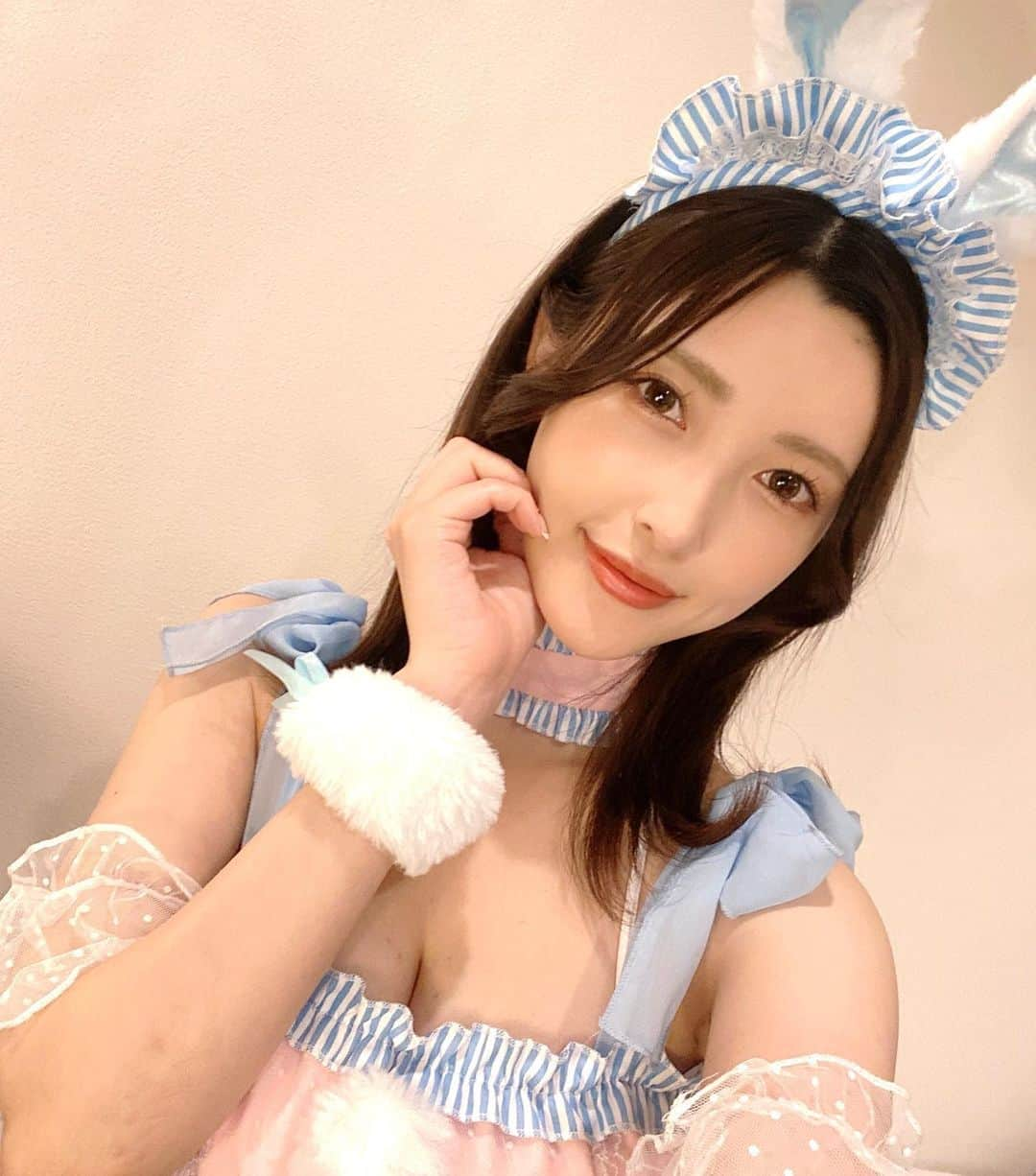 森沢かなのインスタグラム：「⭐️お知らせ⭐️  5/14(日) もりかなバースデーオフ会開催🎂✨ 都内某所 15時〜18時半(予定)  一緒にお祝いしてくれたらうれしいです☺️ ゲームでは私物の景品もたくさん持っていく予定だよ！ 数量限定でバースデー仕様のオリジナルシャンパンも作るからぜひゲットしてね❤️  詳細はイベルトをチェックしてね！」