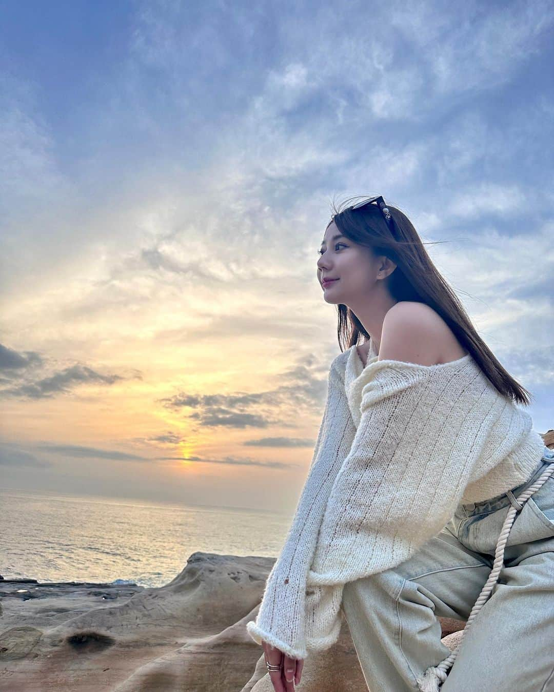 王依君さんのインスタグラム写真 - (王依君Instagram)「🏖 最近白浜に旅行しに行ってきたー！めっちゃ綺麗な場所だ！ 砂浜で散歩するのは一番癒された！ 日が沈む時もめっちゃ美しい絵になった^_^いいなあー！  最近よく付けてるリングは  @thialh_official_jp  のだよ〜！デザインがめっちゃ気になってサイズは指の太さによって自由に調整できる！めっちゃ大好きー！毎日出かける前に必ず付ける！(笑  #白浜 #白浜旅行」4月24日 21時10分 - sandystrawberry_