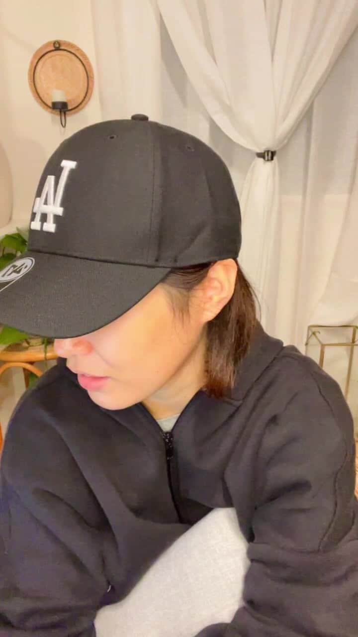 二宮愛のインスタグラム：「【ぽ組のお部屋🧸】vol.4  新しくゲットしたLAドジャースのキャップと共に、数曲ライブでお届け！！  ・Behind these hazel eyes/ Kelly Clarkson ・It's all coming back/ Celine Dion  ・I dreamed a dream/ from Les Miserable  ・Too much love will kill you/ QUEEN」
