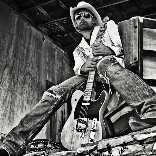 のインスタグラム：「Losing people in our lives is never something we can get used to. Losing someone in this business, is even harder bc of what they brought to everyone around them. @keithgattis brought it all. He was the guy you wish you could be as cool as. From his own records, his style, his swagger,.. Keith was always himself. I really admired him and I wish I would of told him that. It’s hard to only be left with memories.   My thoughts and condolences go out to Keith’s family and friends who are coping with such a tragic loss. We lost a good one here in Nashville.  Y’all send love for Keith Gattis today. Play his records. Remember that we aren’t here forever. Be good to people. Hug someone. Tell them ya love em. 🙏🏼」