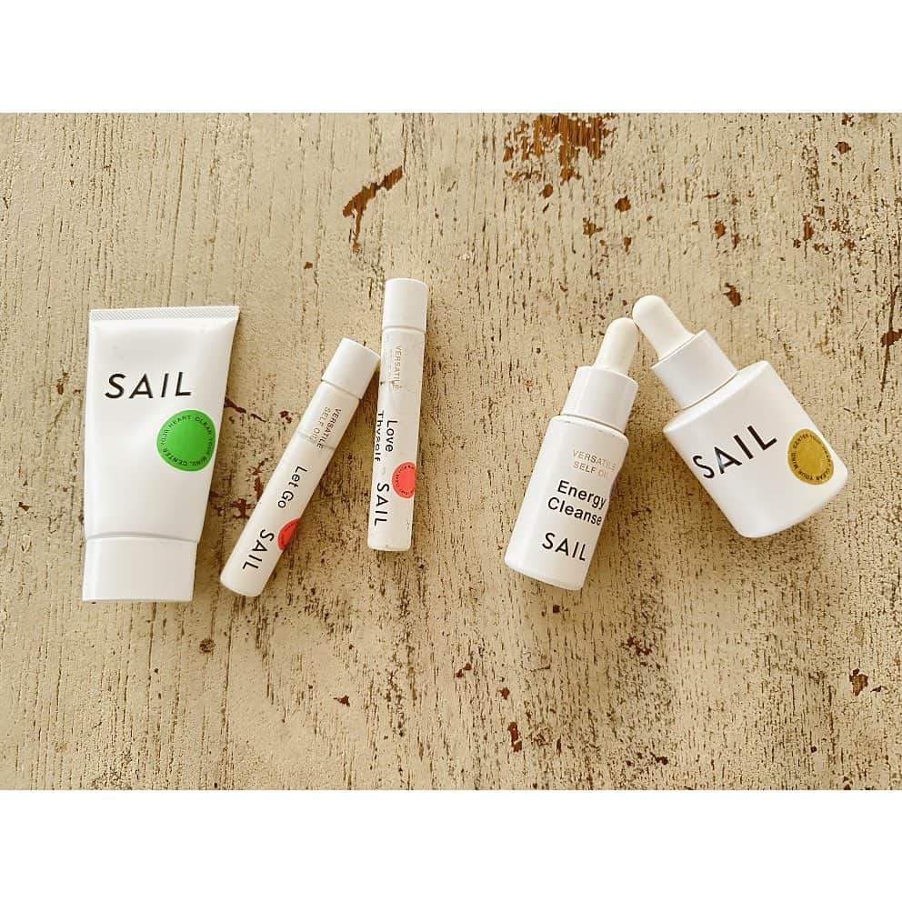 ハミルのインスタグラム：「. . SAIL @s_a_i_l___   使い心地が好きでリピートしとる.  特にヘアオイルと 指先などに使えるロールタイプが気に入ってる.  あ、フェイスのオイルも気に入ってる、 使い心地軽い、でも浸透して ちょうどよく使えるテクスチャーと肌心地が気に入ってる.  ってか、ほぼ気に入ってる…w  宣伝じゃないよ、 そーゆーの断ってるから。 こつら。  ほんとに気に入ってるのよ. これ。」