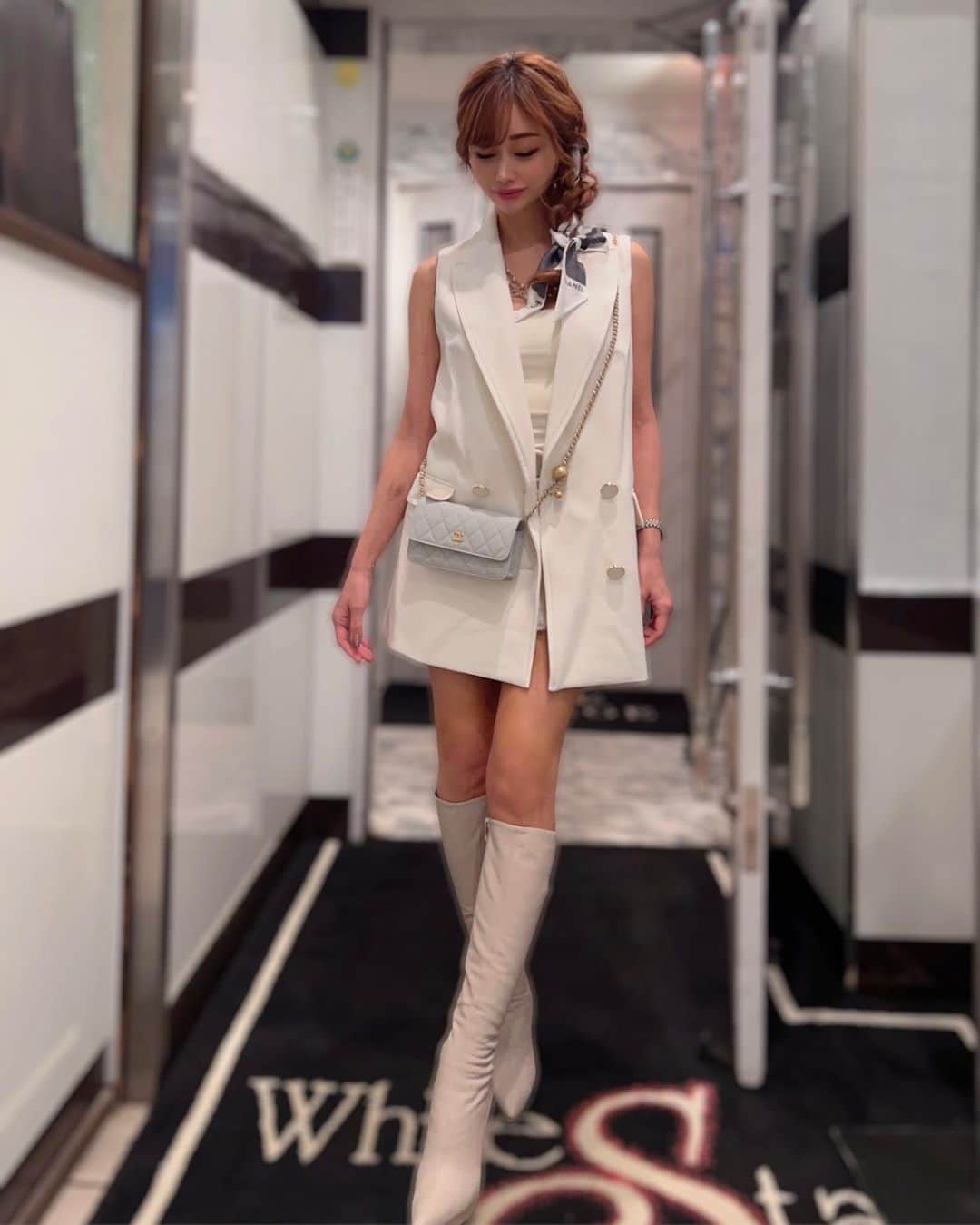 のインスタグラム：「ホワイトステージ ZARAコーデイベント🫧  家にあったの寄せ集めたら何とかなった 小物以外上下ZARAだよ  #zara#春コーデ#コーデ#白コーデ#ザラ#シャネル#白ブーツ#ダイアナ#chanel #ヴァレンティノ#valentino #ホワイトステージ#星咲るい#錦#キャバクラ」