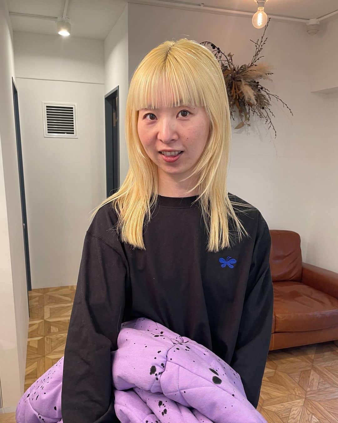 ユウキさんのインスタグラム写真 - (ユウキInstagram)「💛🐤⚡️🍯🌙🍋✨ ピッカピカのブロンドヘア復活🫶🏻 前髪もやっぱパッツンが落ち着く〜〜  #blondehair」4月24日 21時20分 - yuukichan2