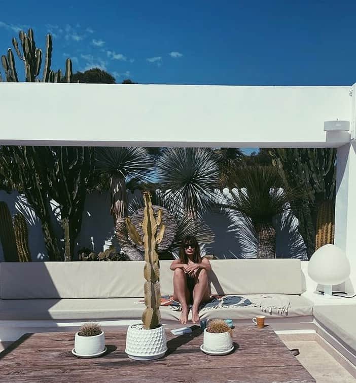 カロリーヌ・ド・メグレのインスタグラム：「Ibiza ☀️🇪🇸💘」