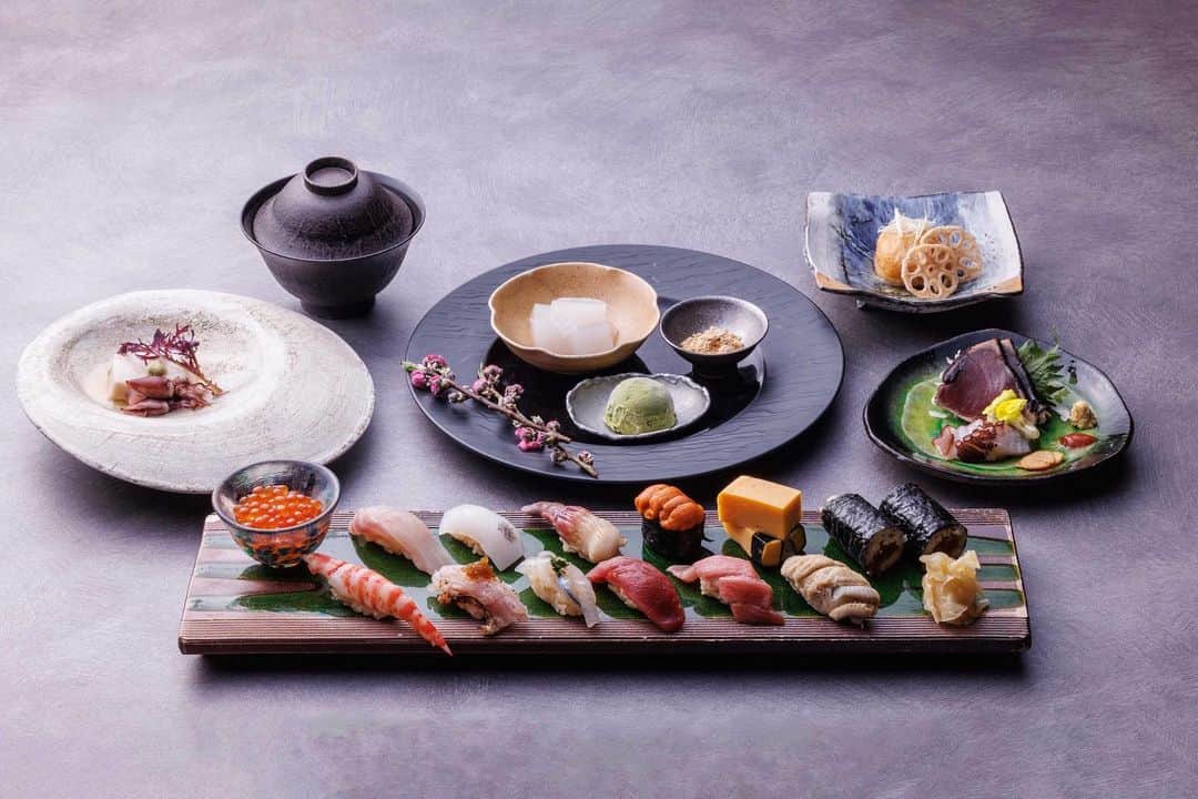 Conrad Osakaさんのインスタグラム写真 - (Conrad OsakaInstagram)「【蔵 - 寿司】シェフおまかせディナーコース  季節を感じる日本料理と江戸前寿司をコース仕立てで。シャリに赤酢と白酢を合わせ、関西の伝統的な食文化も取り入れた江戸前寿司をメインに、美しく、趣向を凝らした日本料理お楽しみいただけます。  The ""Chef's Omakase Dinner Course"" at KURA restaurant.  An exquisite assembly of seasonal Japanese cuisine starring traditional Edomae sushi, made with red and white vinegar-soaked rice.  Discover the rich culinary culture of Kansai, here at Conrad Osaka.   Photo by @jimmy.cohrssen   Share your own images with us by tagging @conradosaka  ————————————————————— #コンラッド大阪 #中之島 #コンラッド #ホテルレストラン #大阪レストラン #大阪ランチ #大阪ディナー #お寿司ディナー #conradosaka #nakanoshima #conrad  #hotelrestaurant #osakarestaurant」4月24日 21時20分 - conradosaka