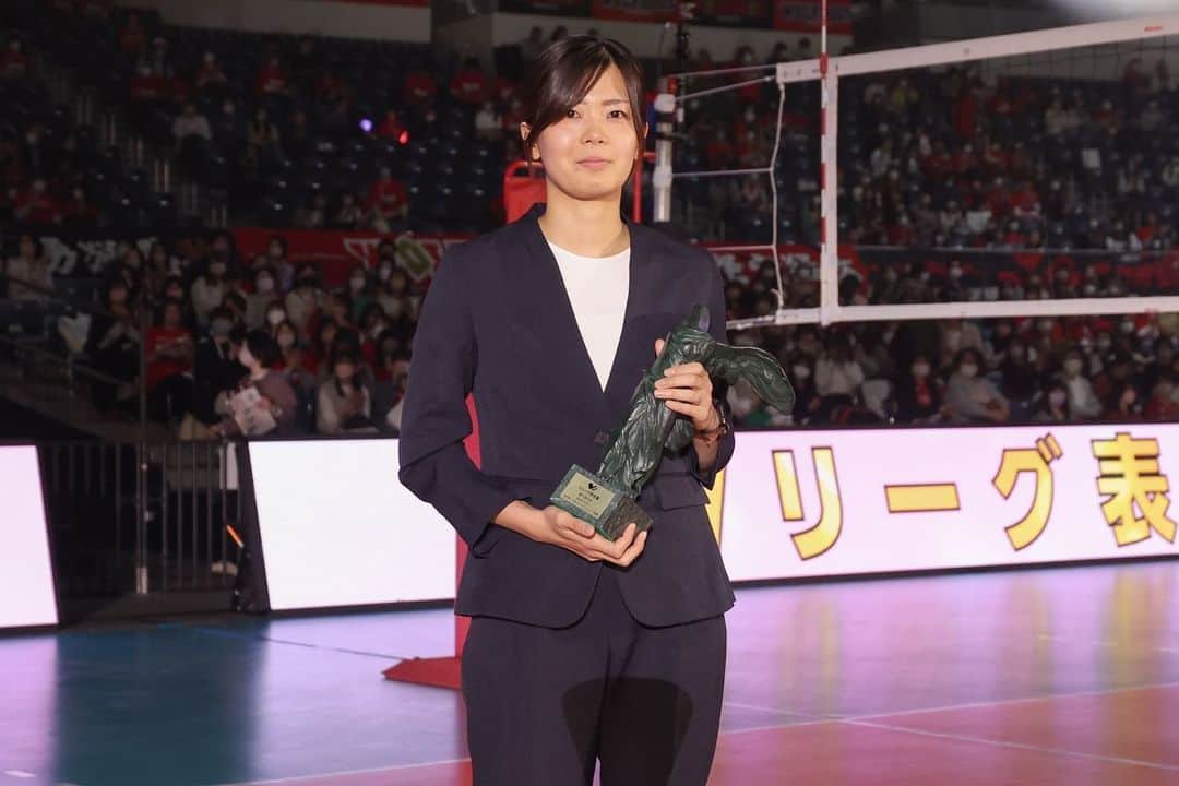 佐藤美弥のインスタグラム：「. 夫 藤井直伸がVリーグ特別賞を受賞いたしました。  関係者の皆様はじめ、 これまで藤井直伸を支えてくださった多くの皆様、 心より感謝申し上げます。  体育館のスクリーンに映る姿に やっぱり体育館が似合うなと、 皆様からの温かい拍手に 本当に多くの方に愛されているなと、 込み上げるものがありました。  もう一度コートに立たせてあげたかった。 まだまだ応援したかった。 叶わない願いに複雑な感情もありますが、 想いを寄せてくださる方々のおかげで これからもここに生き続けてくれる。 そんな喜びを感じました。  ファイナルという素晴らしい日に 2人でコートに立たせていただきありがとうございました。 沢山のプレゼントを贈り続けてくれる直伸にもありがとう！  選手の皆様も長いシーズンお疲れ様でした。 テレビ、パソコン、タブレットを駆使して ほぼ全試合をおいながら2人で楽しませていただきました。 たくさんの力をもらいました。  ありがとうございました！」