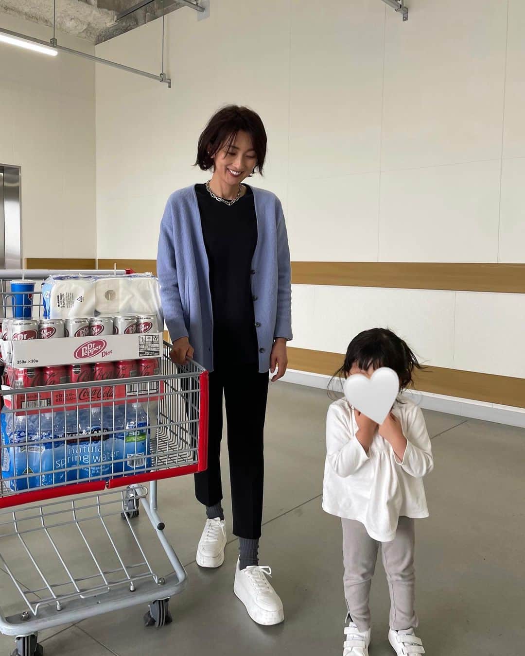 石井のり子のインスタグラム：「** 最近は👧🏻が撮りたがるので 写真が豊富です🤳 「ママ、おんなじあしして！」 って言われた2枚目です♡  #飲み物ばっかやん」