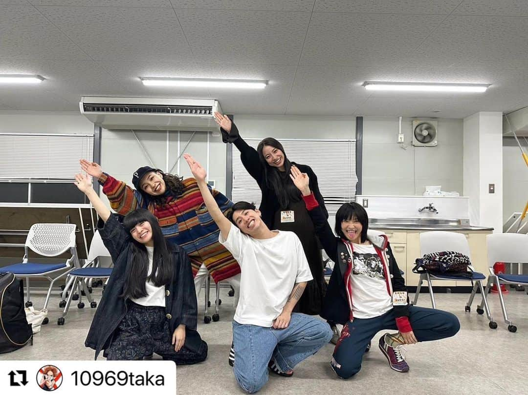 KANONさんのインスタグラム写真 - (KANONInstagram)「🔥🔥🔥  #Repost @10969taka with @use.repost ・・・ 最近わたくしがハマってる新しい学校のリーダーズ😸👍 ライブに来てくれました！ 俺もはみ出しまくりの人生送ってきたので、一緒にこのポーズ😝 #新しい学校のリーダーズ #oneokrock #西武ドーム　#はみだしていく #はみだしてなじまめ」4月24日 21時15分 - kanon_leaders