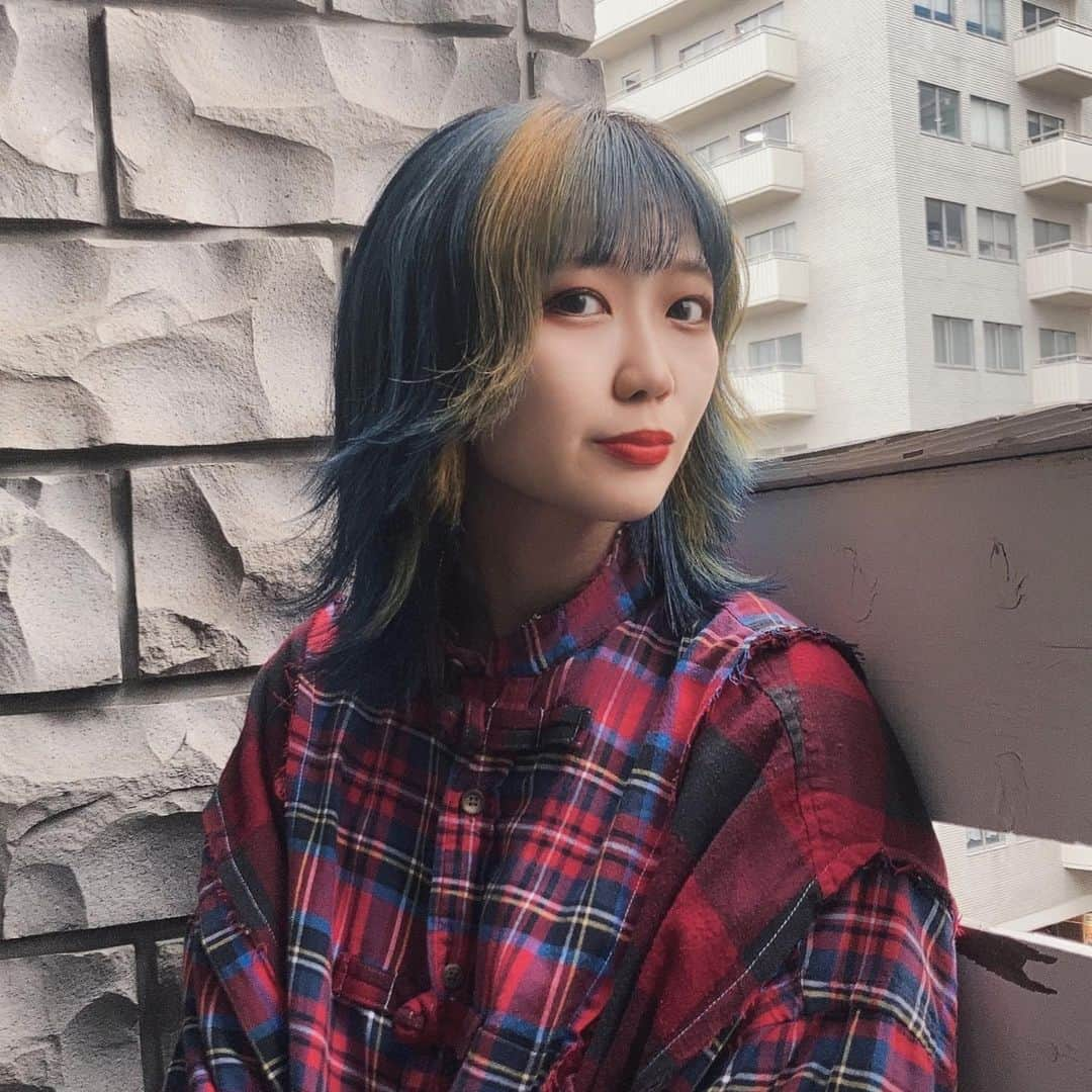 火寺バジル（魔法少女になり隊）のインスタグラム：「New hair⭐️ オンリーワンでいたいね . . . . . . #haircolor #japanesegirl #派手髪　#ウルフカット #ウルフ #ウルフカット女子 #ootd #私服コーデ #バジコーデ　#古着　#リメイク古着」