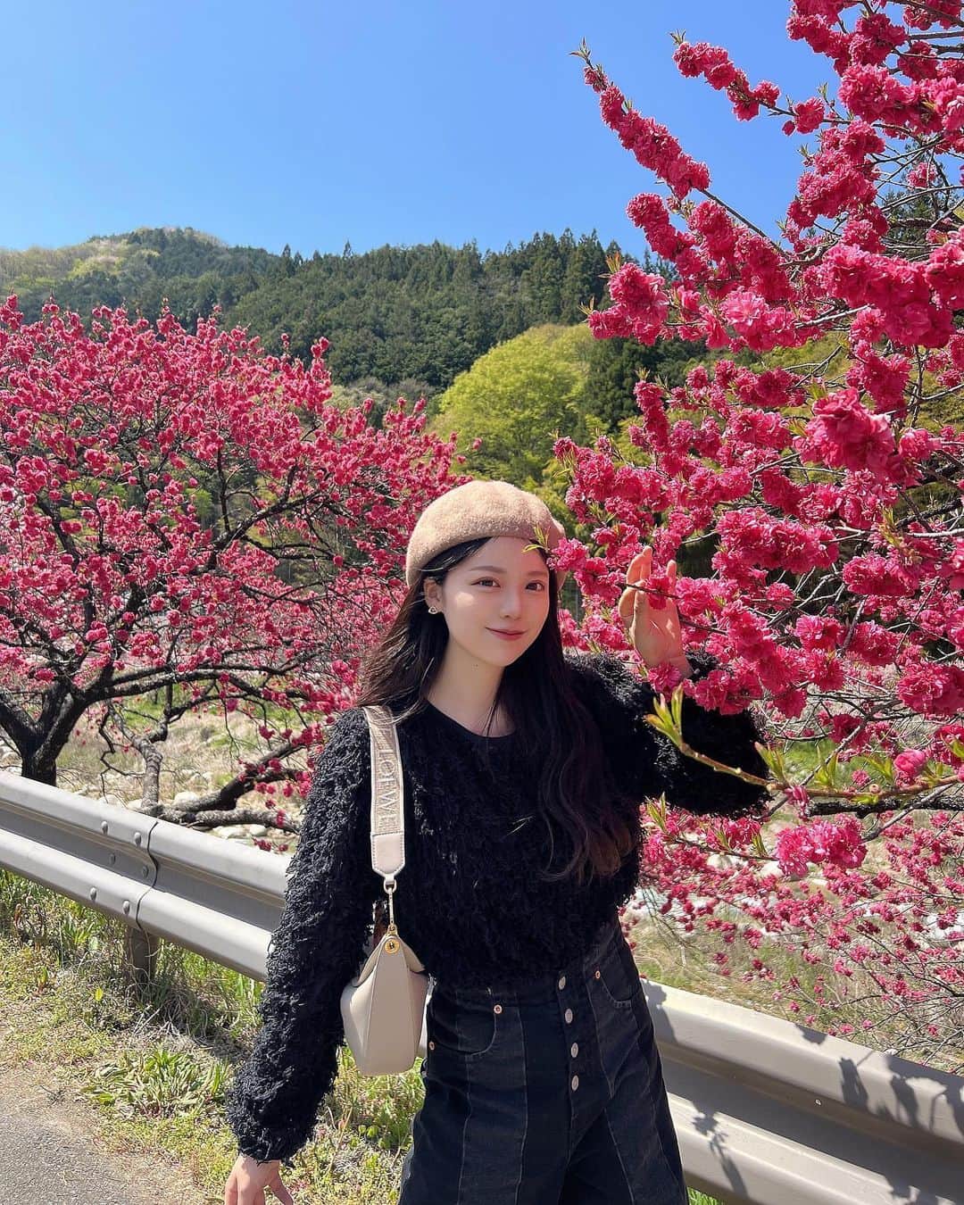 深結さんのインスタグラム写真 - (深結Instagram)「天気が良かったから わんと長野まで花桃見に行ってきた^_^」4月24日 21時17分 - __ange02