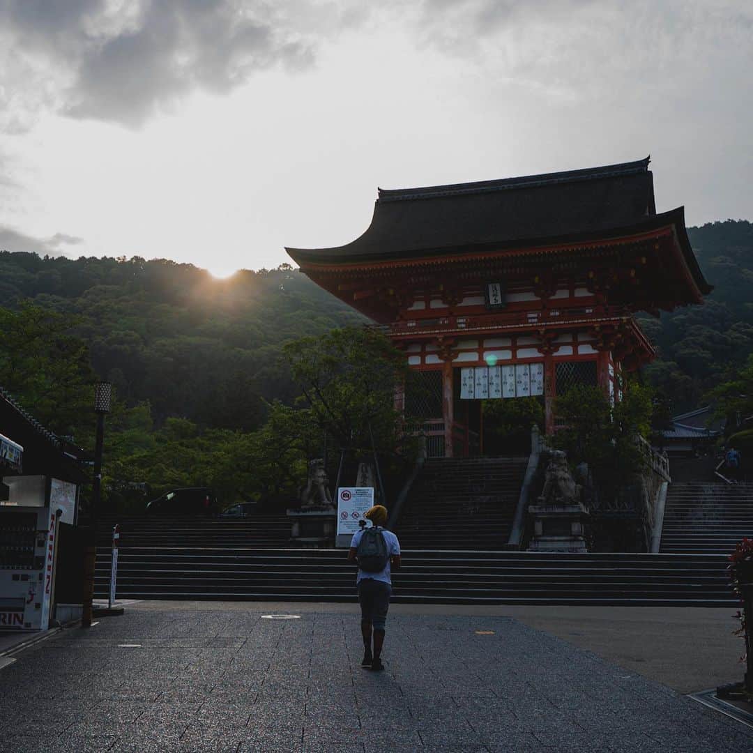 山口淳一さんのインスタグラム写真 - (山口淳一Instagram)「My most beloved season of fresh greenery has arrived. 5時に起きて、オープン前に早朝の清水寺で新緑を堪能。 6時の開門と同時に入って、鳥の囀りを聞きながらの散歩がおすすめです。 そしてその後hereで休憩するのもおすすめです。  #japan #kyoto #kiyomizu #kiyomizudera #kyototrip #kyototravel #freshgreens #日本 #京都 #清水寺 #新緑」4月24日 21時19分 - junichi_yamaguchi