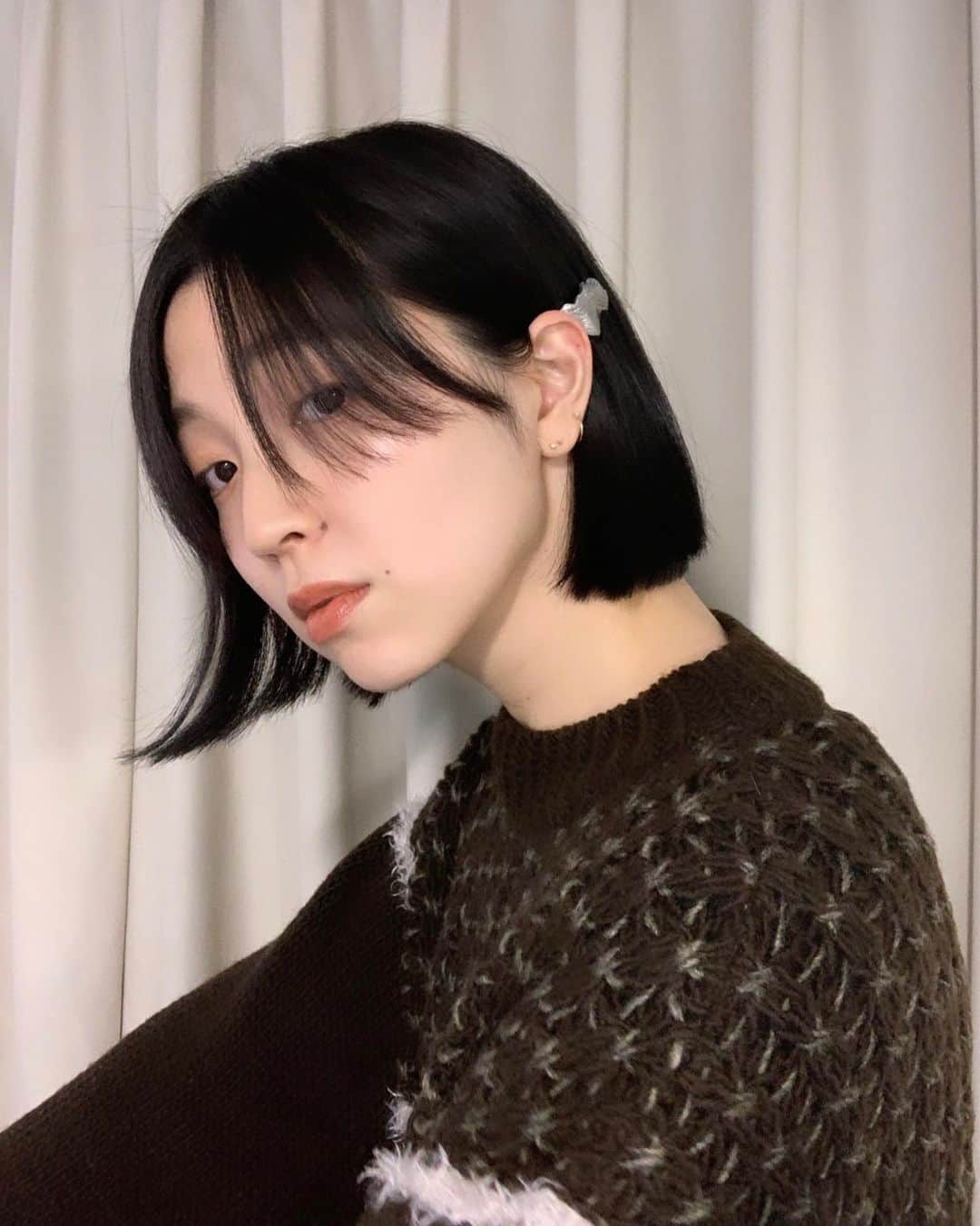 小谷実由のインスタグラム：「ピアスの延長線上的な気持ちでつけてるバレッタ 🐚 @sykia_official 🩵」