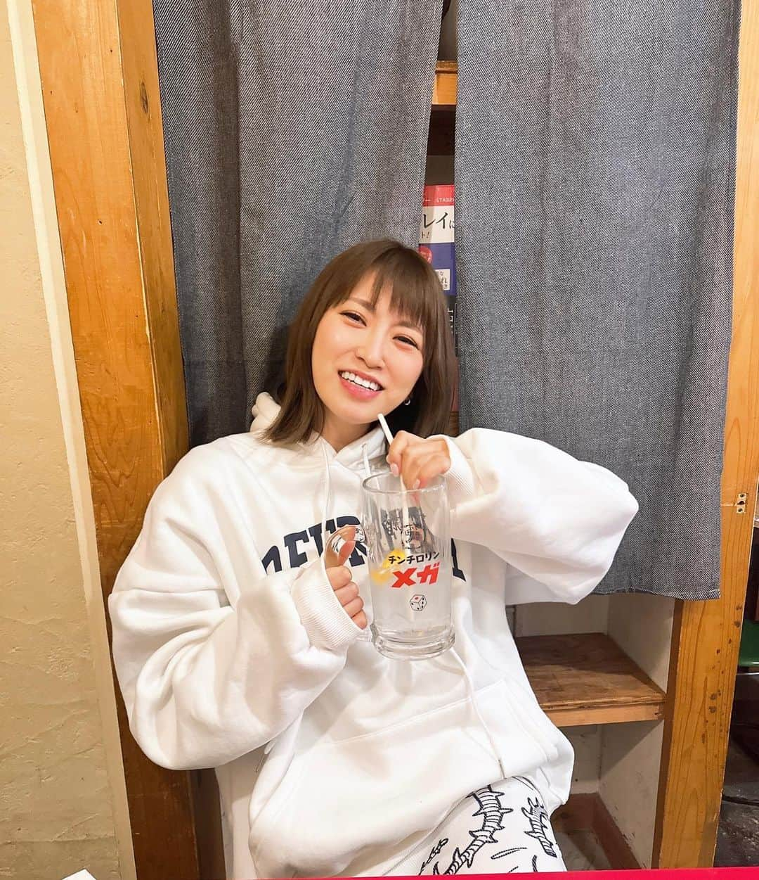 戸島花さんのインスタグラム写真 - (戸島花Instagram)「🍺🍺🍺  📸 @yasuhiro.aoki814   やすにしては上手く撮れてる👮🏻‍♂️ 出会って十数年でやっと成長しましたね。 まあ半目の写真も多かったですが。  #串カツ田中  串カツも美味しいですが、自分で焼くたこ焼きがおいしくてそれを食べに行ってます」4月24日 21時28分 - tojima_hana