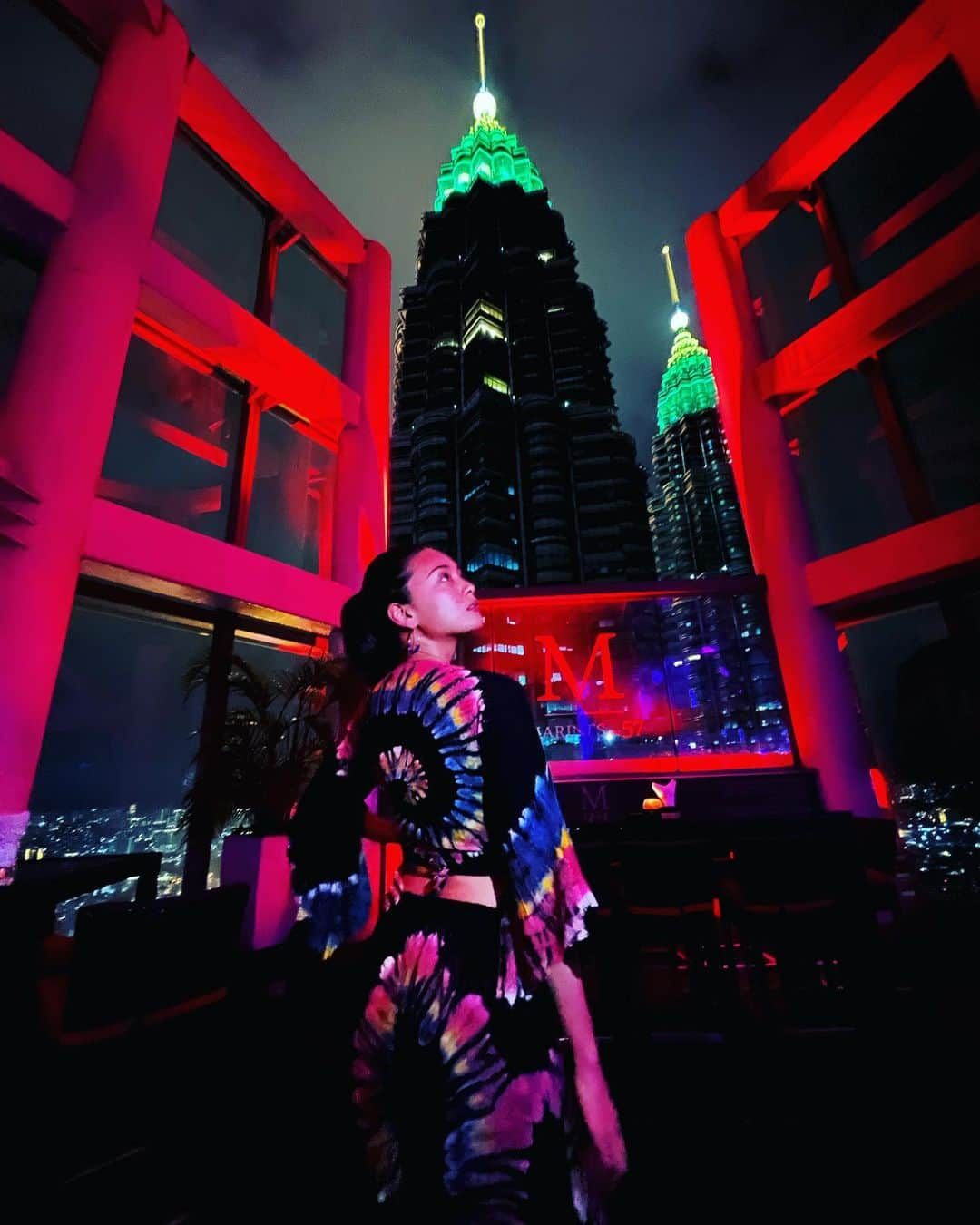 遊海 Yuumiのインスタグラム：「The most beautiful thing a girl can wear is her confidence!  Keep going ✨✨  Kuala Lumpur night out ❤️  @marinison57   #girlsjustwannahavefun #kualalumpur #kualalumpurnightlife #marinison57 #klcc #kualalumpurnight #life #quotes #dream #love #peace #malaysia #motivational #skybar #travel #kualalumpur #visitkl #マレーシア　#クアラルンプール　#スカイバー　#クアラルンプール旅行 #マレーシア生活」