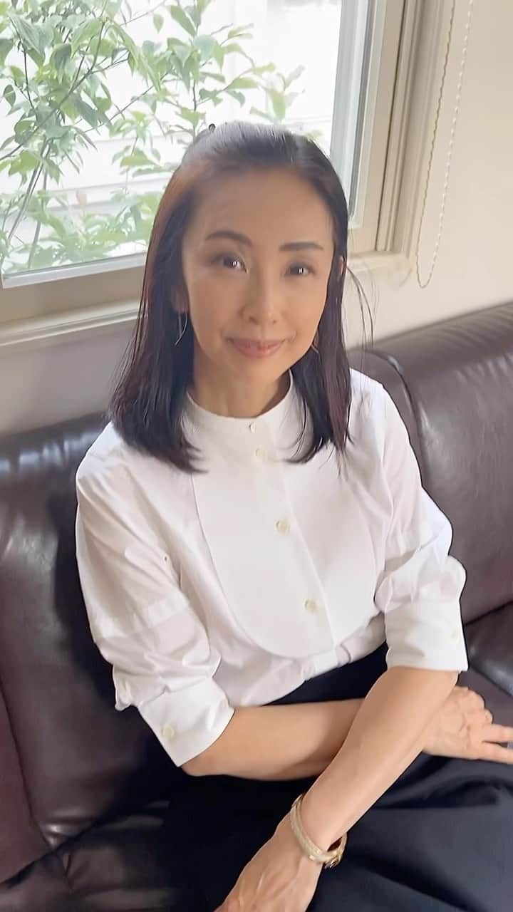 田村翔子のインスタグラム：「我が家のリビング。 この時期、窓の近くに白い花が咲いていてきれいです😊  #リビング#home#田村翔子#livingroom」