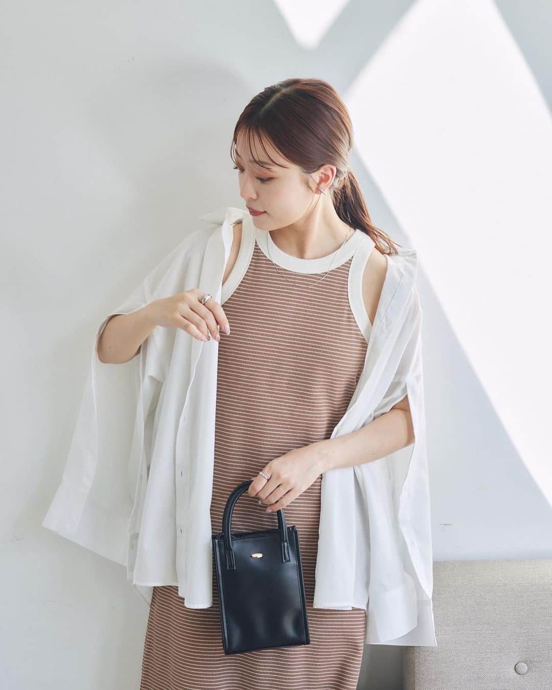 Vannie Officialのインスタグラム：「【NEW ARRIVAL】  カップ付きなので1枚でさらっと着れる✨  クロップド丈トップスをオンしてレイヤードスタイルや シアーシャツを羽織って ボーダー柄を透かして見せるのもおすすめ。  キャップやスニーカーで定番カジュアルな アイテム合わせも◎  🏷️アメスリボーダーカットワンピース white | brown / ¥4,950 (tax in)  #vannie_u #ヴァニーユー #zozoでしか買えない」