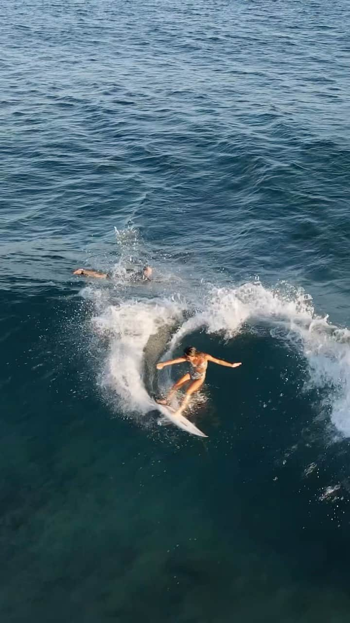 Rip Curl Australiaのインスタグラム：「The perfect way to start the week 🤌⁠ ⁠ @konatsu_ido enjoying a blank canvas in Fiji… #SummerLooksGoodOnYou  ⁠ —⁠ ⁠ #RipCurl #Fiji ⁠#TourismFiji #RipCurlWomen #Surfing」