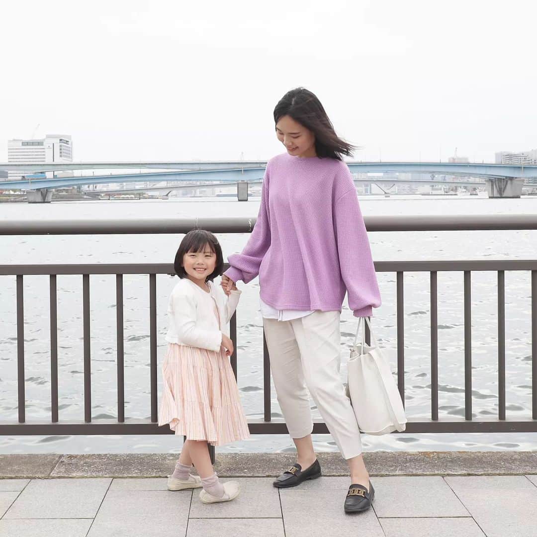 Eri Satoのインスタグラム：「【pink×ivoryコーデ】 · tops: @reca_official shoes: @lisavicky_japan · @reca_official の #ボリュームスリーブワッフルプルオーバー また着てる❤ 娘とは、、、もはやリンクしてないけど まぁいっか😇 · この日はキッザニアへ @kidzaniajapan 久しぶりだったからとっても楽しそうだった🤗 ソフトクリーム屋さんがやっぱりかわいい🍦 · · #reca #recaコーデ#高身長コーデ#ママコーデ#カジュアル#パンツコーデ #ファッション#コーディネート#プチプラ#プチプラコーデ#春コーデ#デニムコーデ#mamagirl#locari#partegram#カジュアル#お洒落さんと繋がりたい#キッザニア」