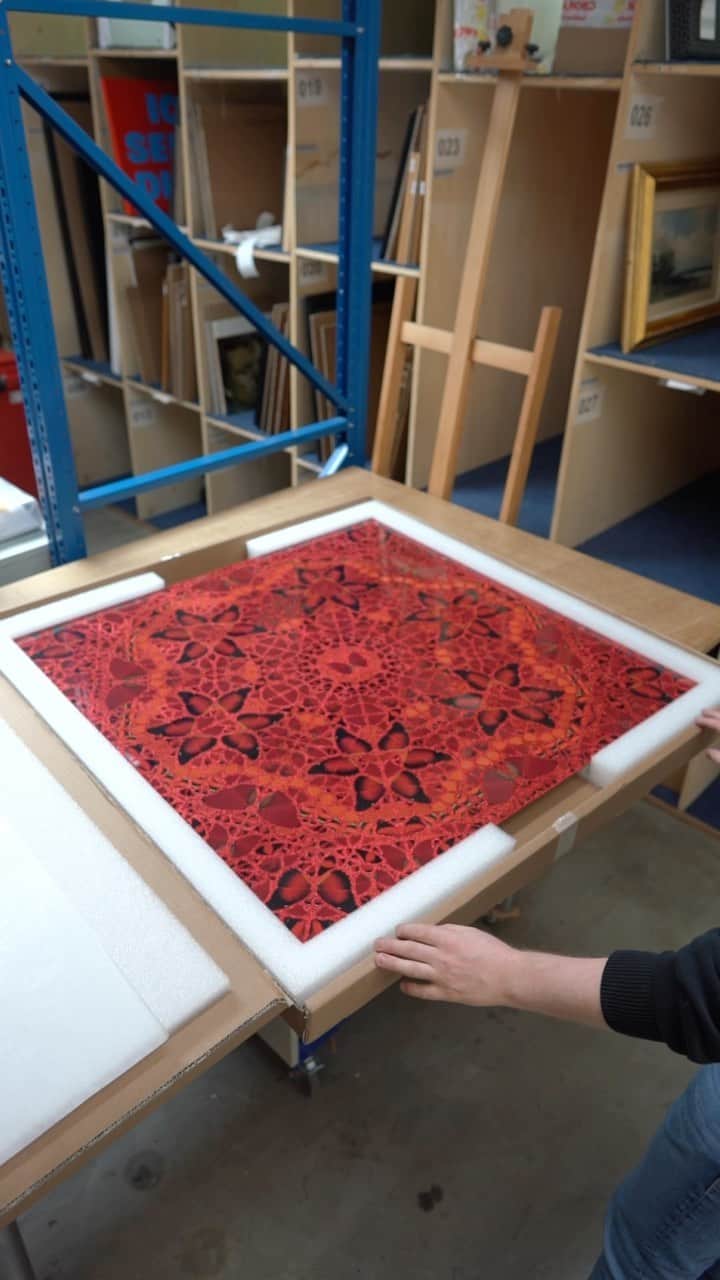 クリスティーズのインスタグラム：「Damien Hirst’s crimson red ‘The Empresses’ (H10) marks a new iteration in the artist’s exploration of the butterfly as a symbol for freedom, religion, life and death. 🦋⠀ ⠀ The present work forms part of a series of five laminated giclée prints on aluminum composite, each named after an Empress of notable reign.⠀ ⠀ The carefully positioned wings appear mobile and their patterns transform, each print seeming to capture the butterflies in moments of variously directional flight.⠀ ⠀ Damien Hirst (B. 1965), ‘The Empresses (H10)’. Estimate: €18,000 - €25,000.⠀ ⠀ 📍 20th/21st Century: Amsterdam, 25 April 2PM CEST.⠀ ⠀ #christiesamsterdam #contemporaryart #damienhirst」